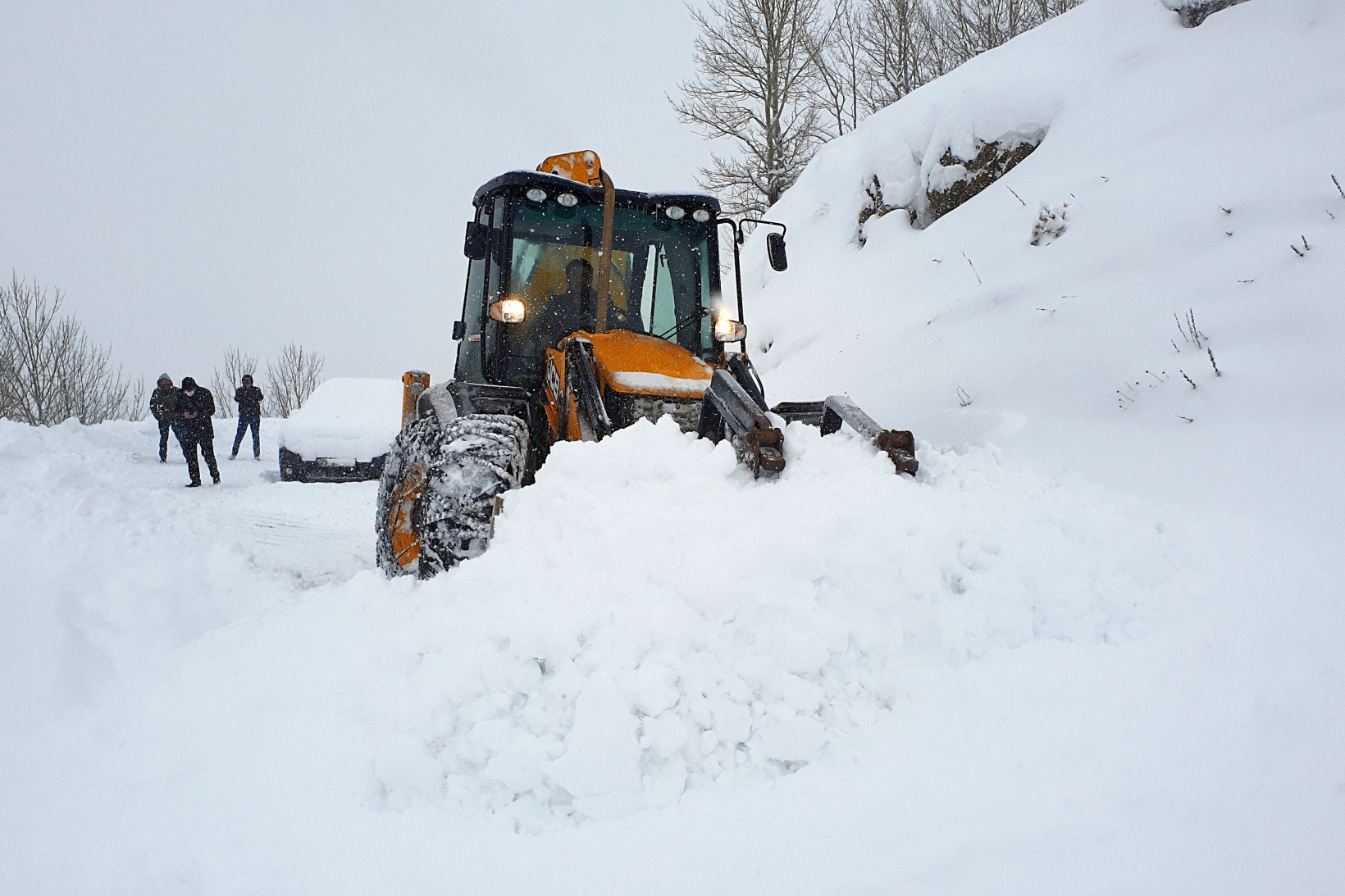 Gümüşhane’nin zorlu coğrafyasında karla mücadele çalışmaları devam ediyor 6