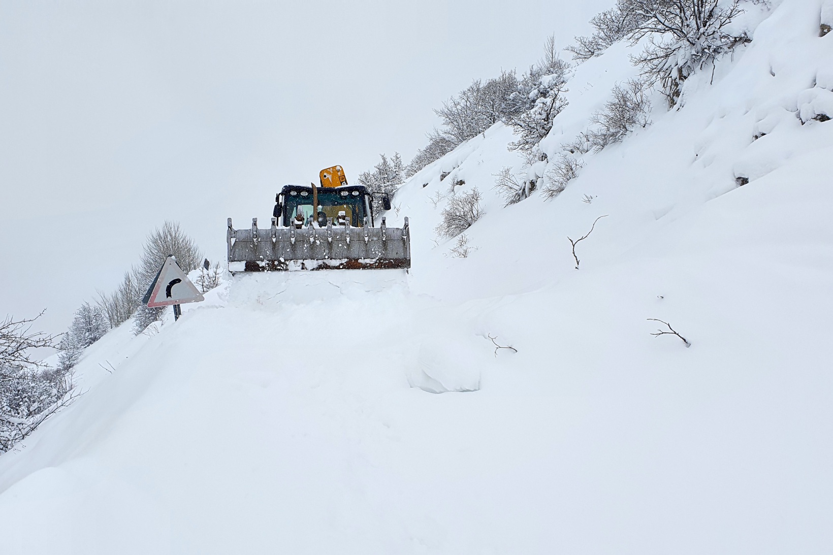 Gümüşhane’nin zorlu coğrafyasında karla mücadele çalışmaları devam ediyor 17