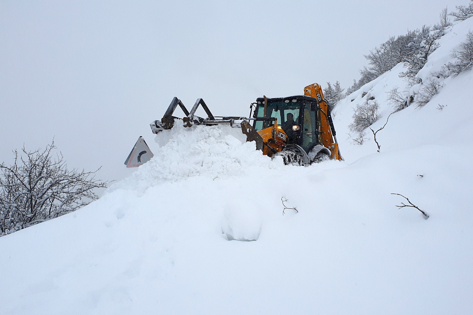 Gümüşhane’nin zorlu coğrafyasında karla mücadele çalışmaları devam ediyor 8