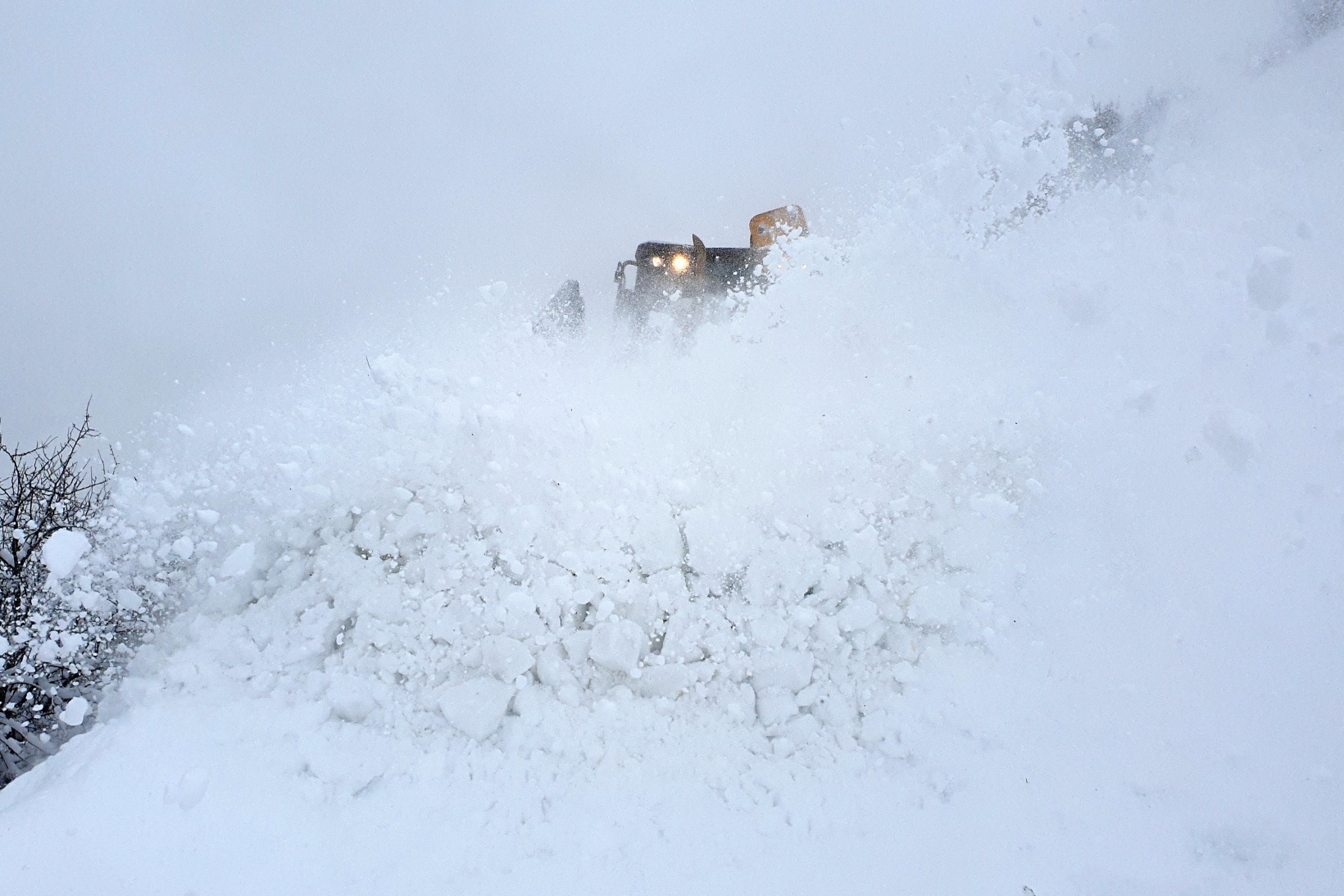 Gümüşhane’nin zorlu coğrafyasında karla mücadele çalışmaları devam ediyor 9