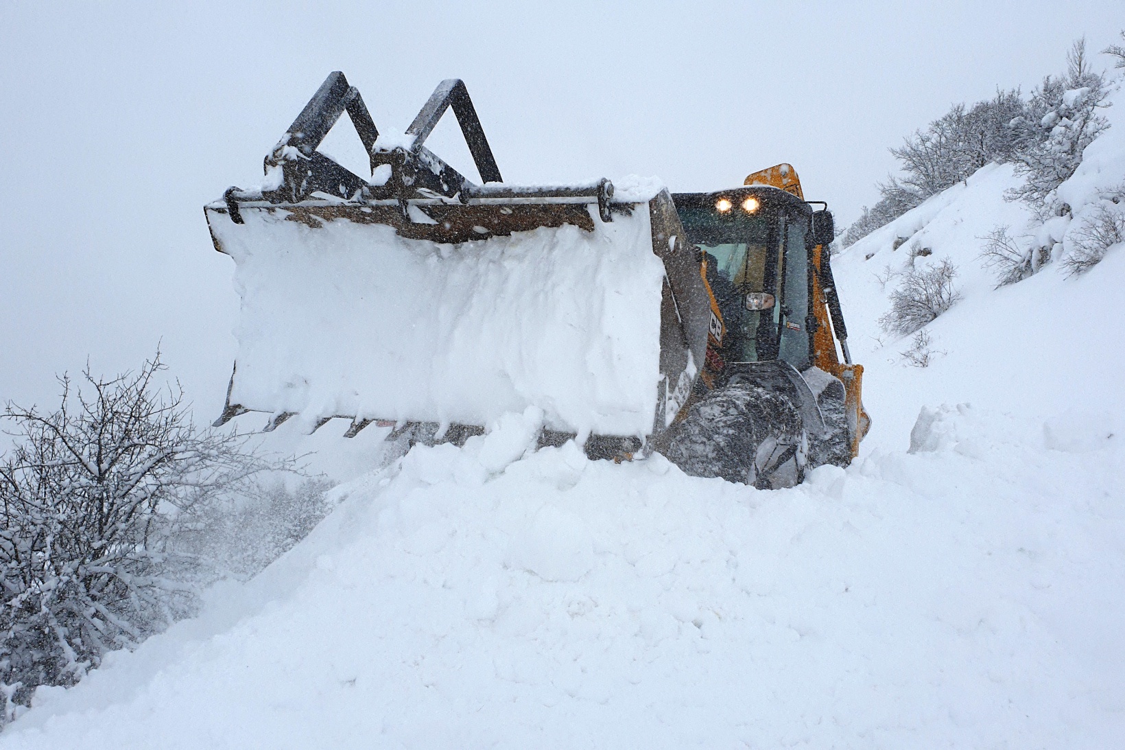 Gümüşhane’nin zorlu coğrafyasında karla mücadele çalışmaları devam ediyor 18