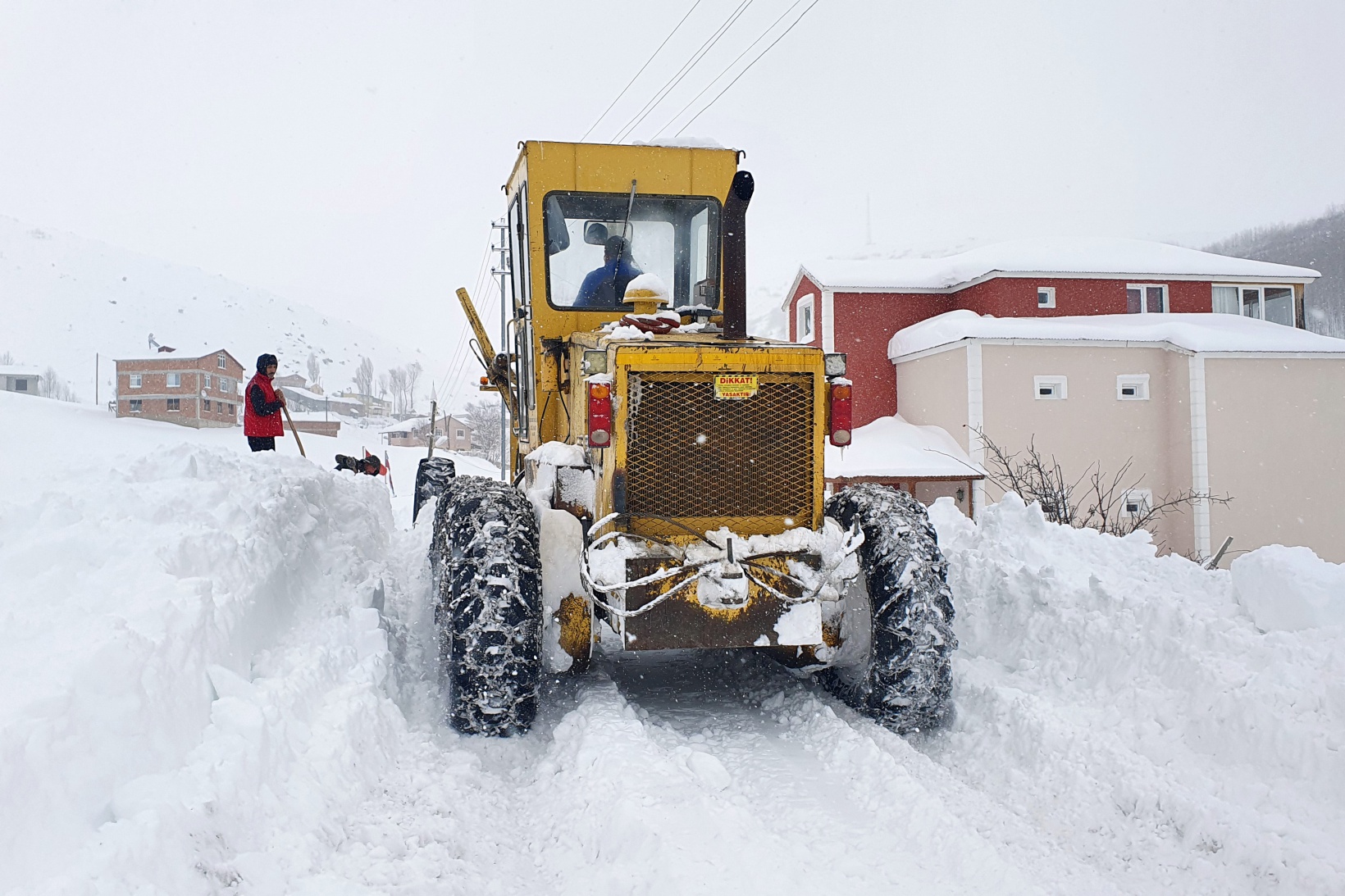 Gümüşhane’nin zorlu coğrafyasında karla mücadele çalışmaları devam ediyor 7