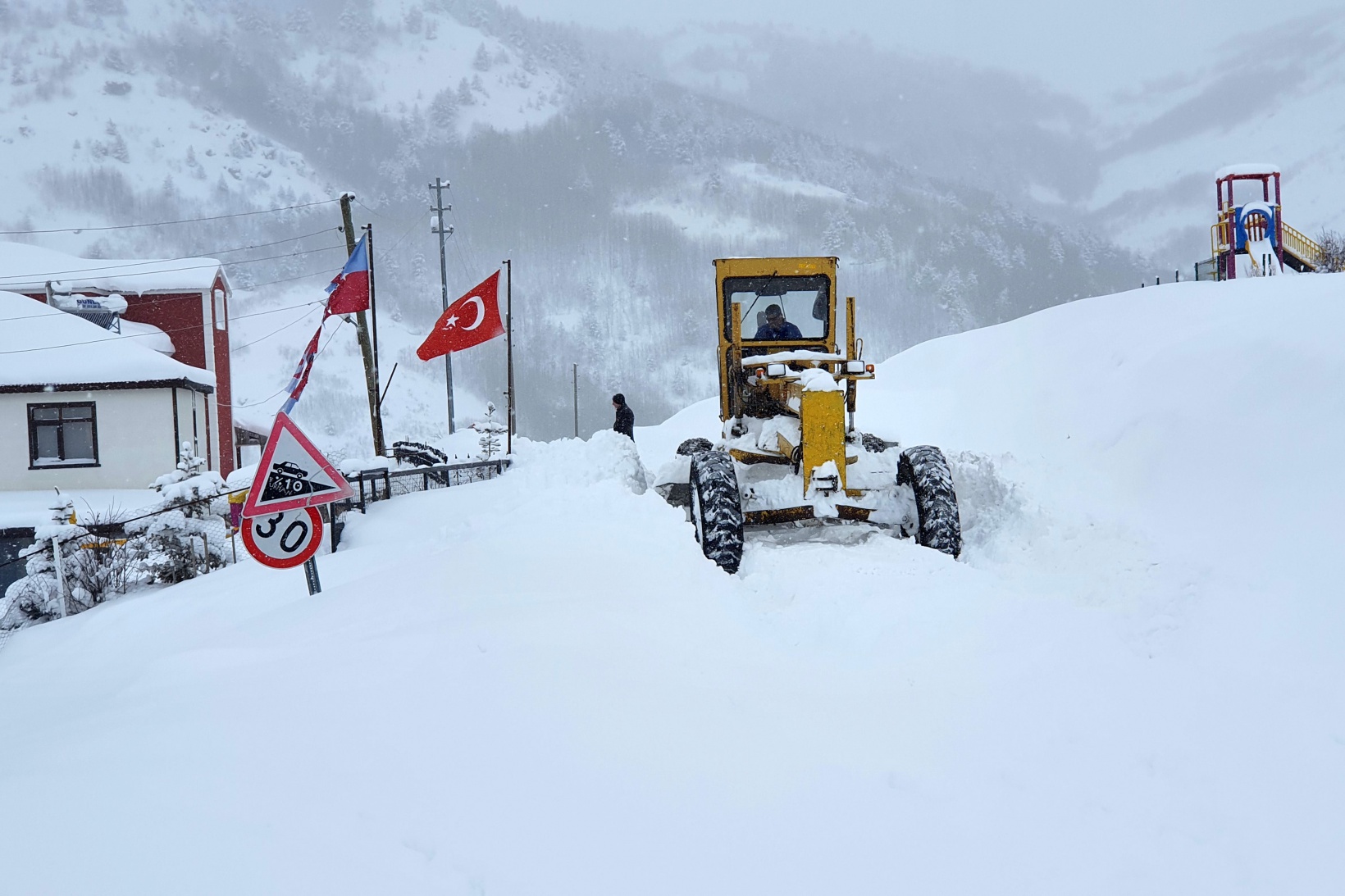 Gümüşhane’nin zorlu coğrafyasında karla mücadele çalışmaları devam ediyor 12