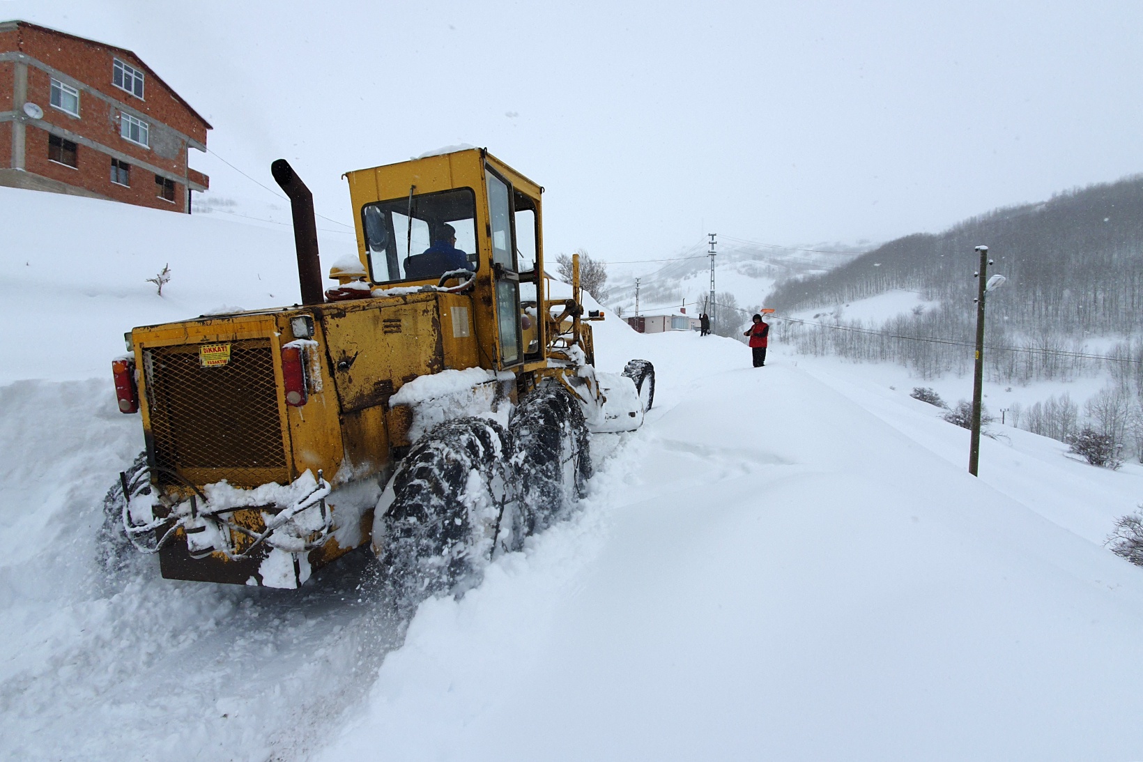 Gümüşhane’nin zorlu coğrafyasında karla mücadele çalışmaları devam ediyor 16