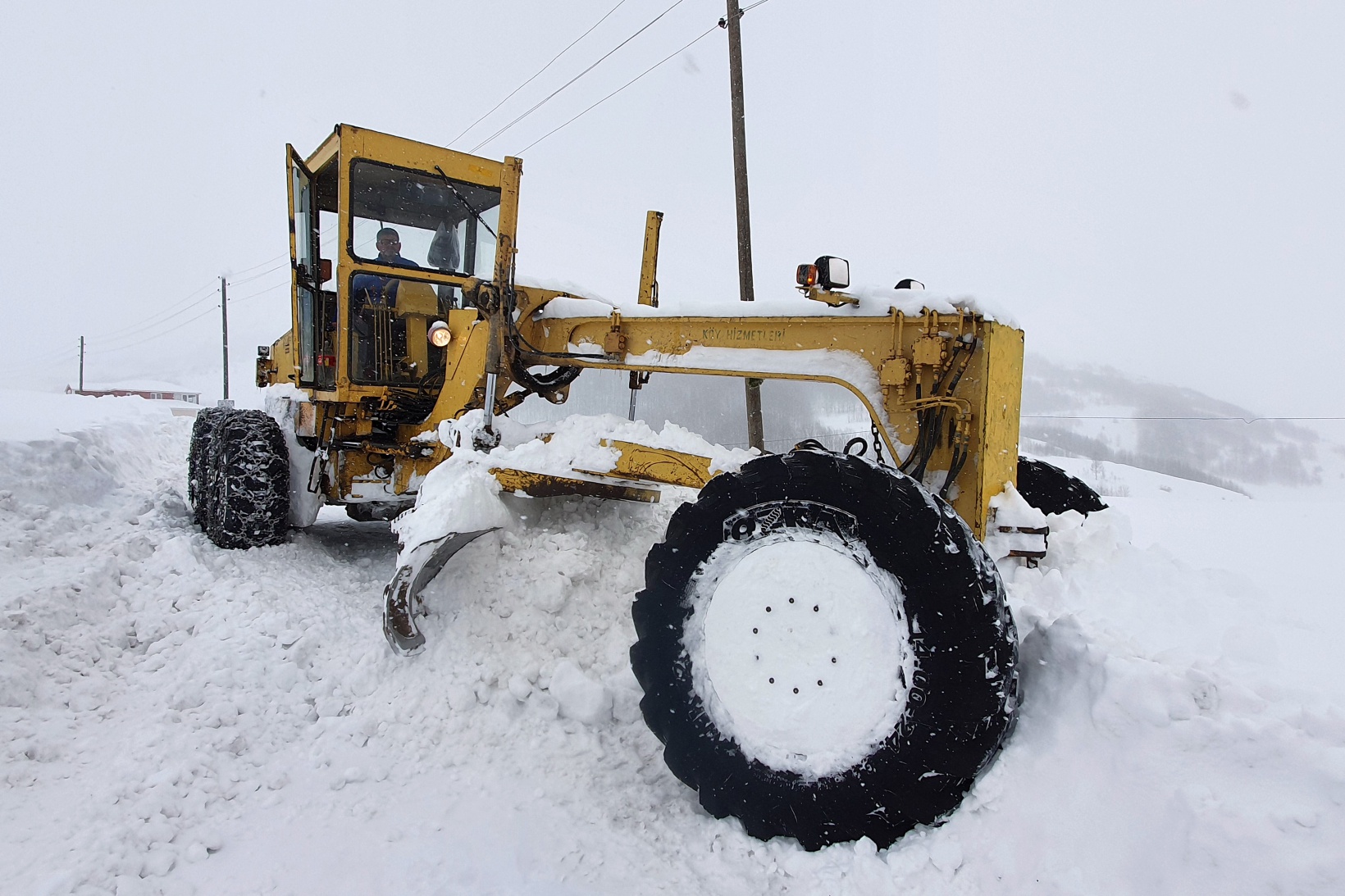 Gümüşhane’nin zorlu coğrafyasında karla mücadele çalışmaları devam ediyor 3