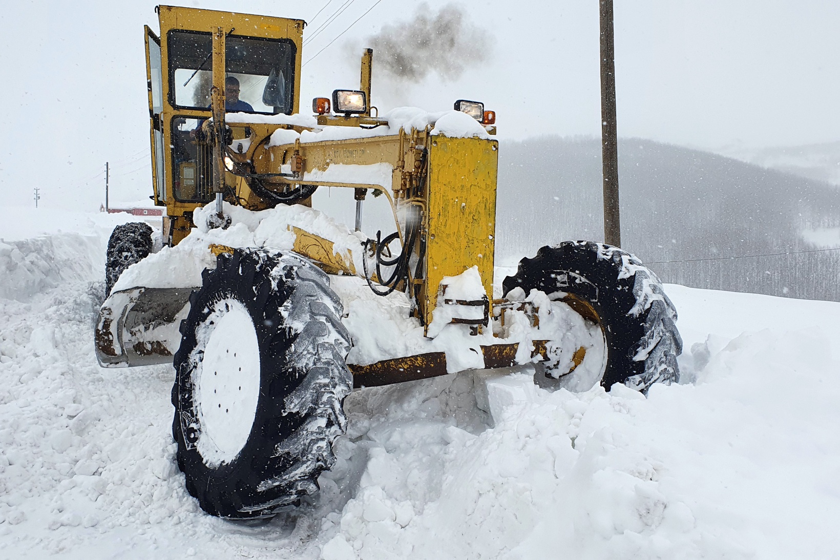 Gümüşhane’nin zorlu coğrafyasında karla mücadele çalışmaları devam ediyor 2