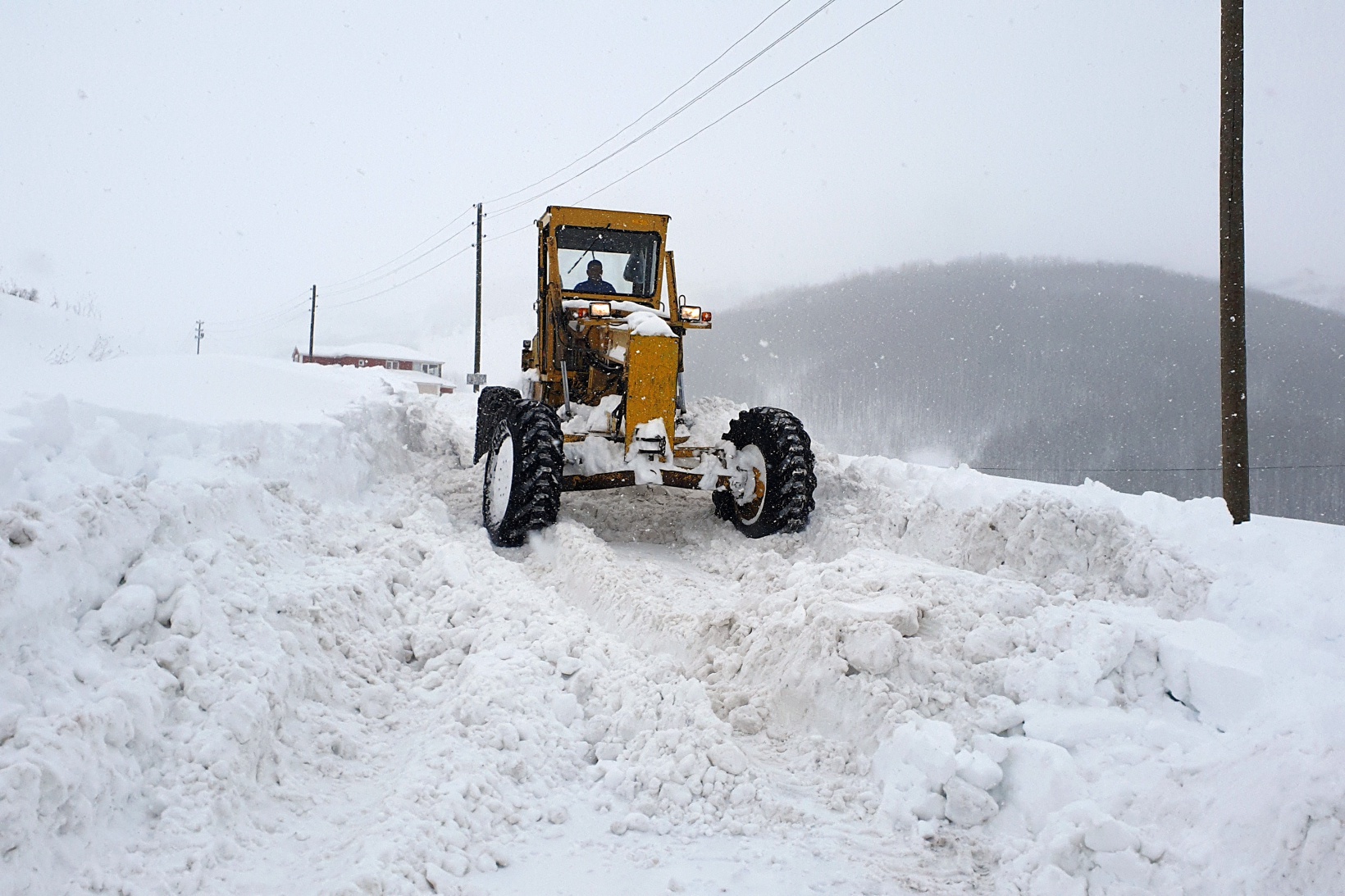 Gümüşhane’nin zorlu coğrafyasında karla mücadele çalışmaları devam ediyor 15