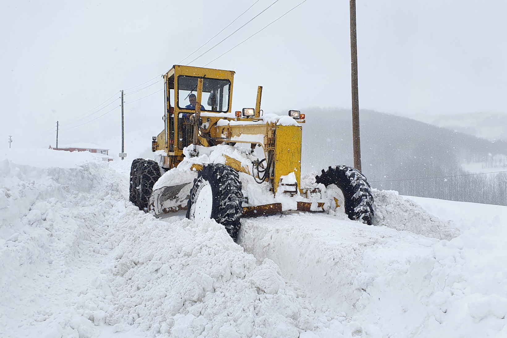 Gümüşhane’nin zorlu coğrafyasında karla mücadele çalışmaları devam ediyor 11
