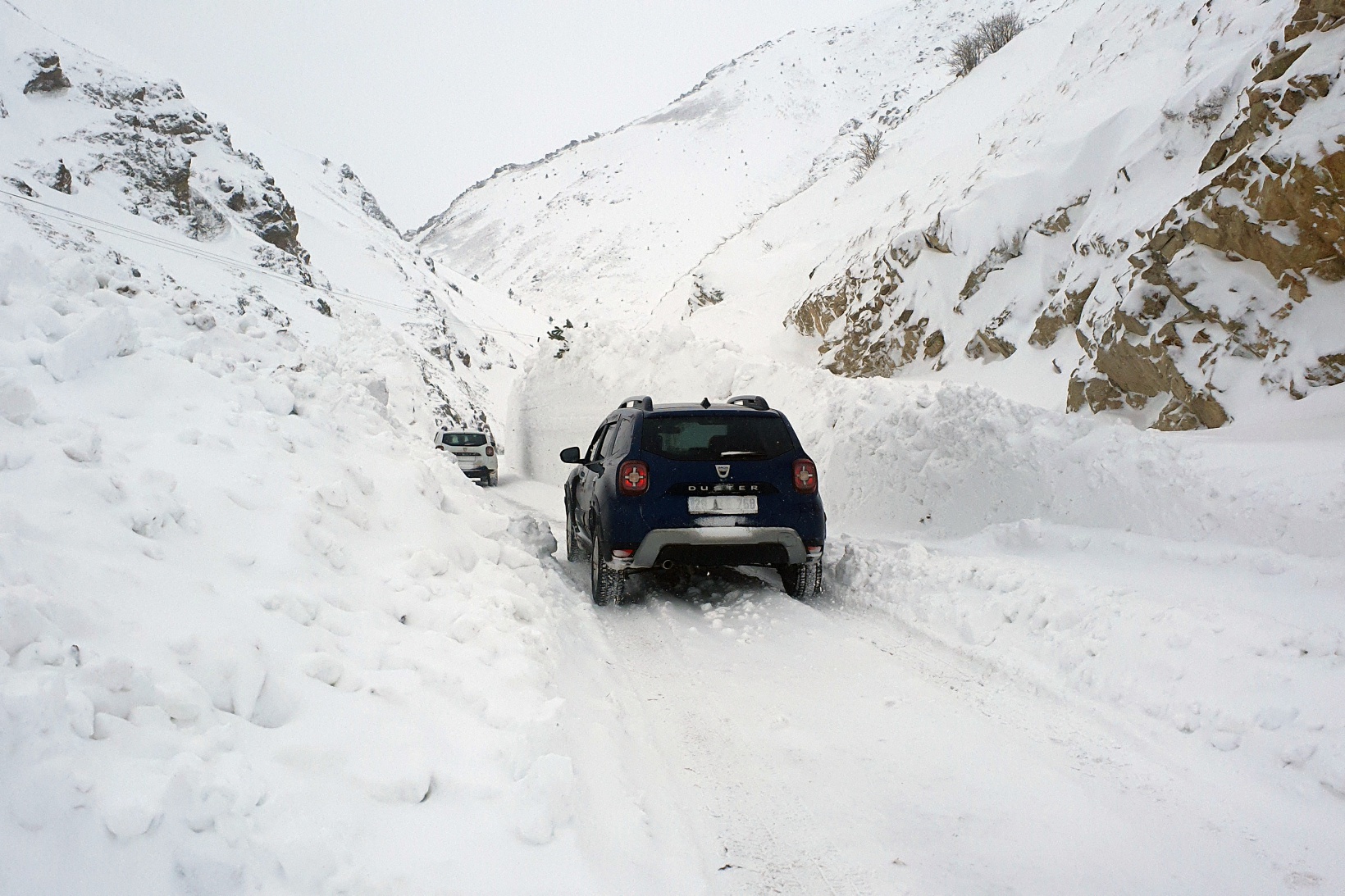 Çığ düşen köy yolunda 11 saatlik zorlu mesai 15