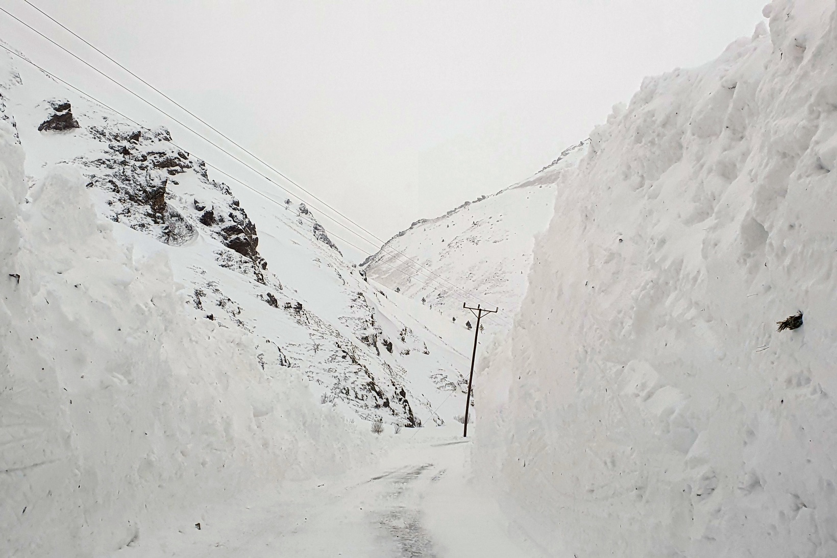 Çığ düşen köy yolunda 11 saatlik zorlu mesai 19