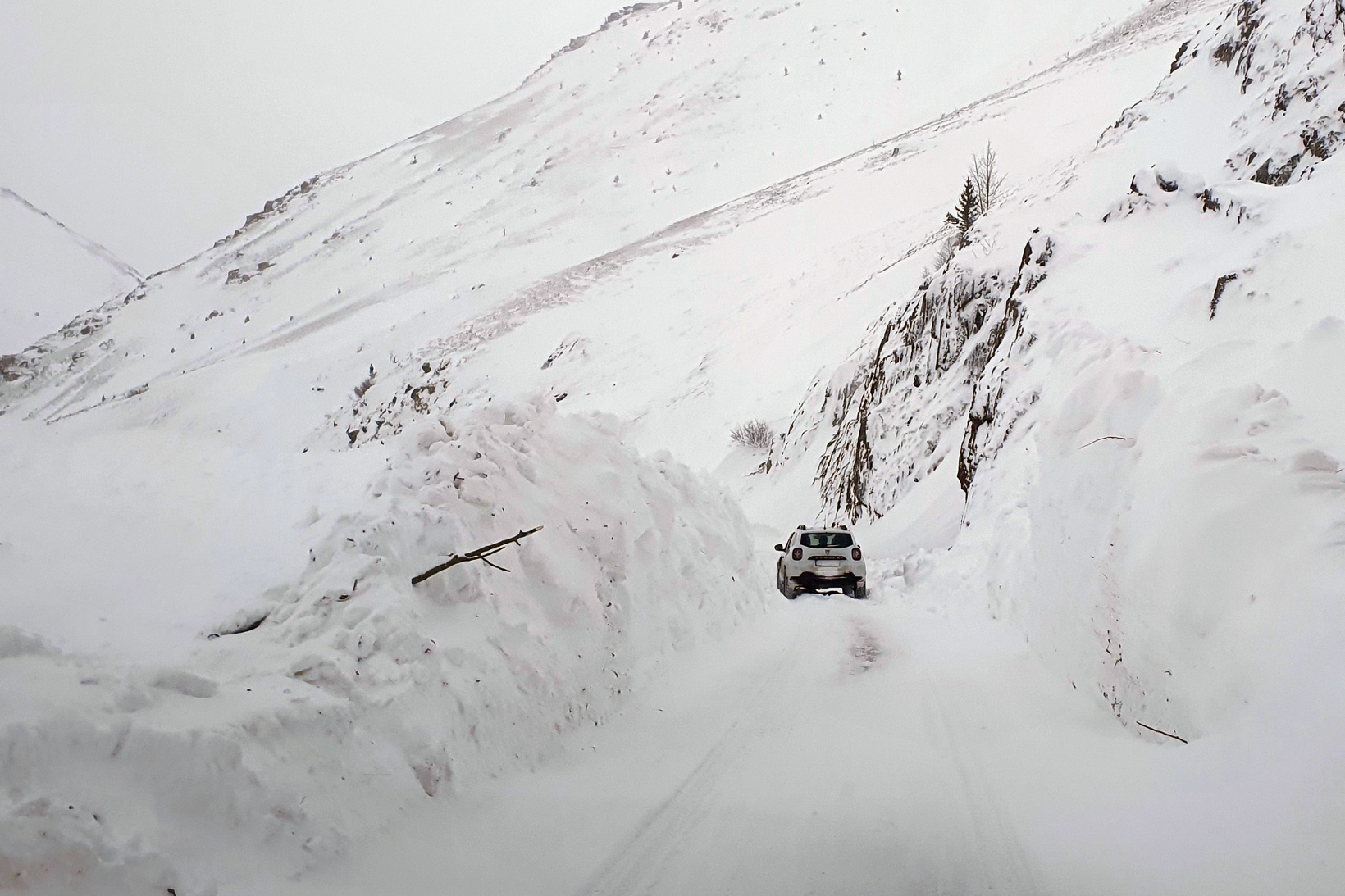 Çığ düşen köy yolunda 11 saatlik zorlu mesai 30