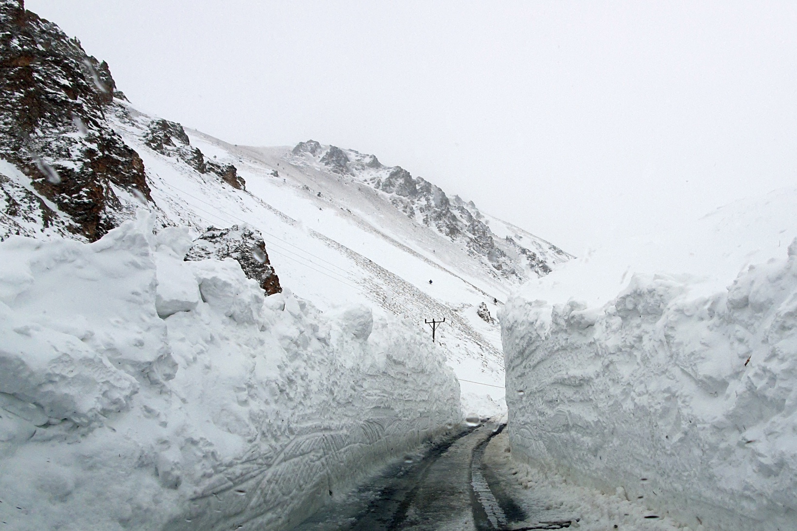 Çığ düşen köy yolunda 11 saatlik zorlu mesai 13