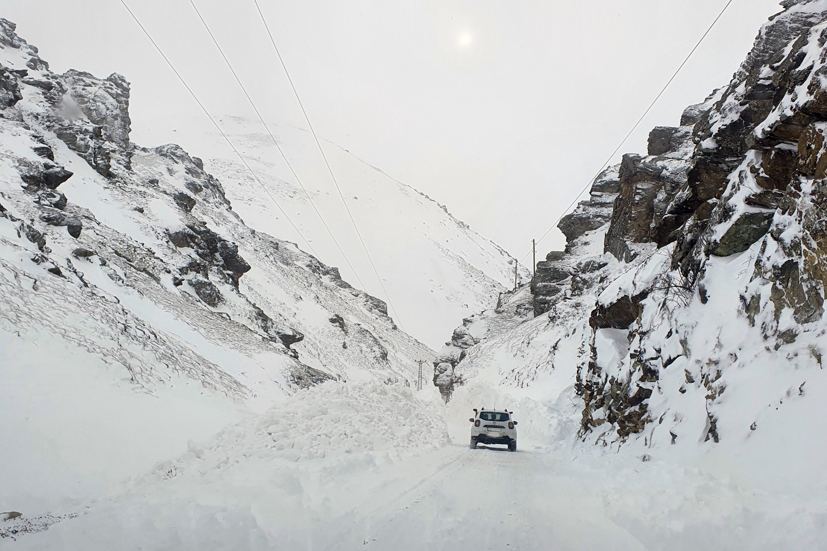 Çığ düşen köy yolunda 11 saatlik zorlu mesai 35