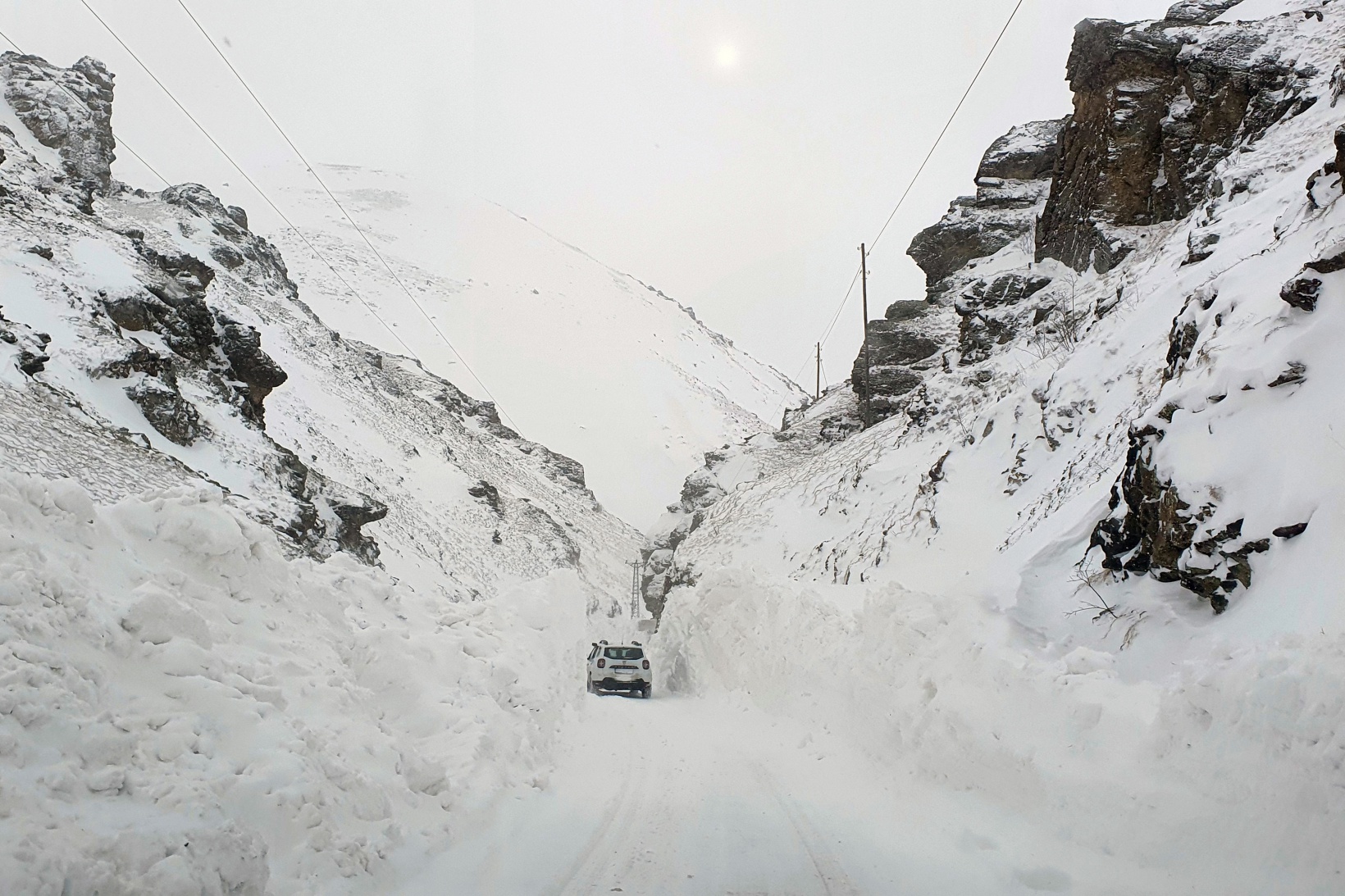 Çığ düşen köy yolunda 11 saatlik zorlu mesai 6