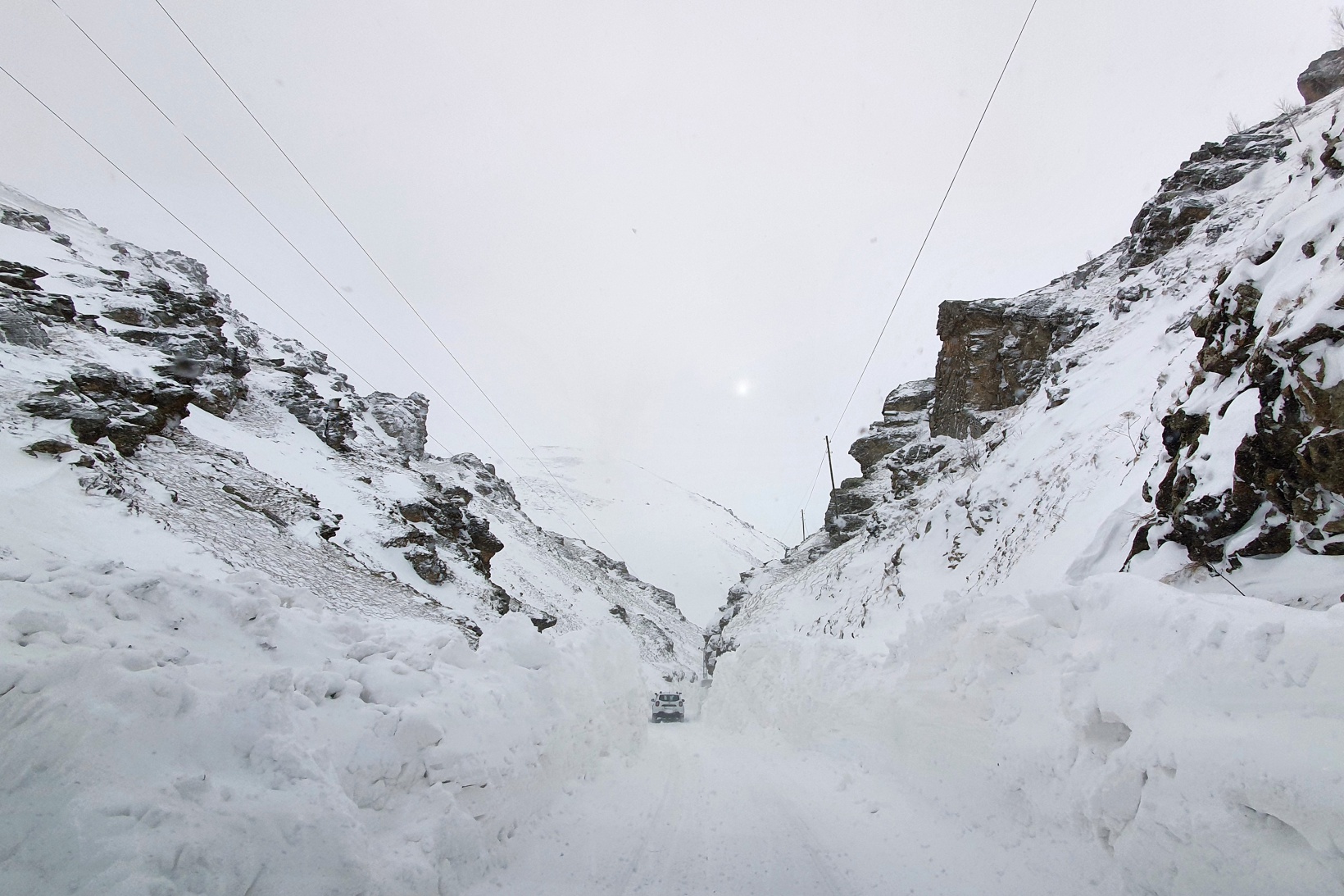 Çığ düşen köy yolunda 11 saatlik zorlu mesai 36