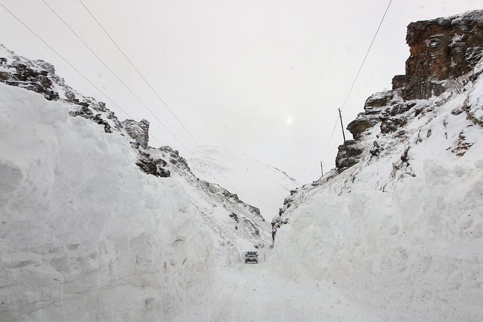 Çığ düşen köy yolunda 11 saatlik zorlu mesai 34