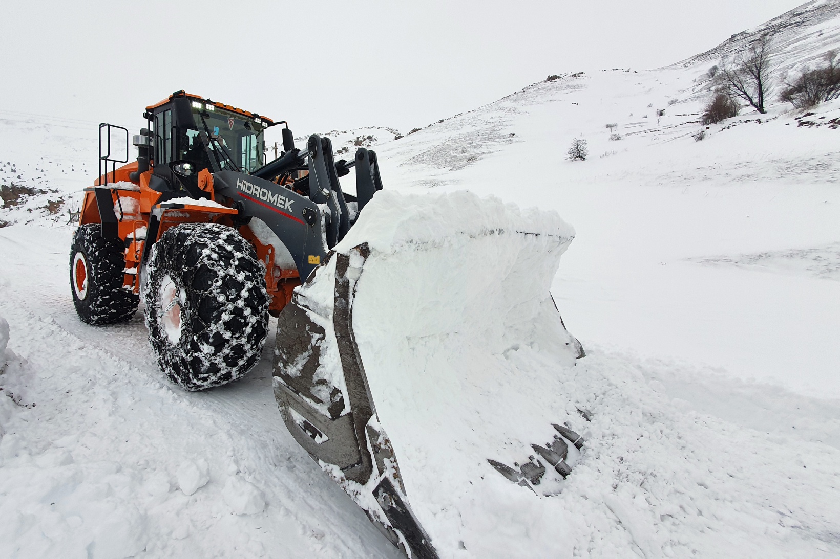 Çığ düşen köy yolunda 11 saatlik zorlu mesai 33