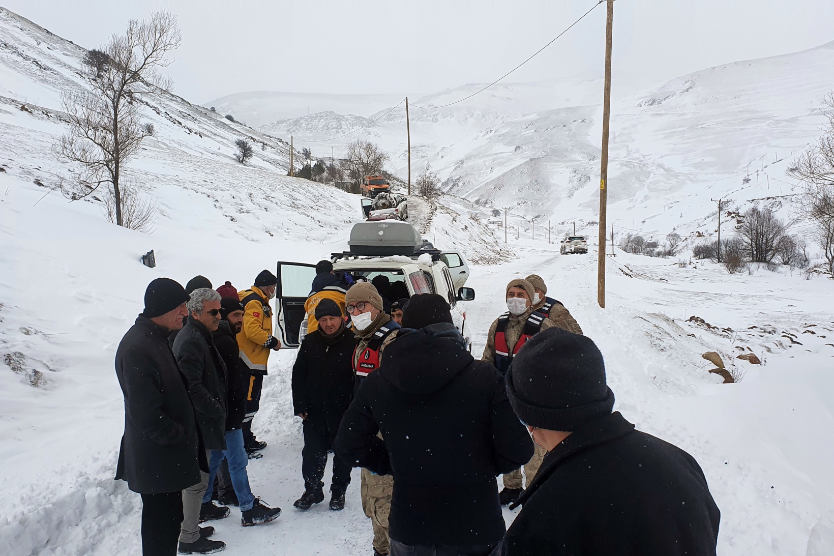 Çığ düşen köy yolunda 11 saatlik zorlu mesai 21