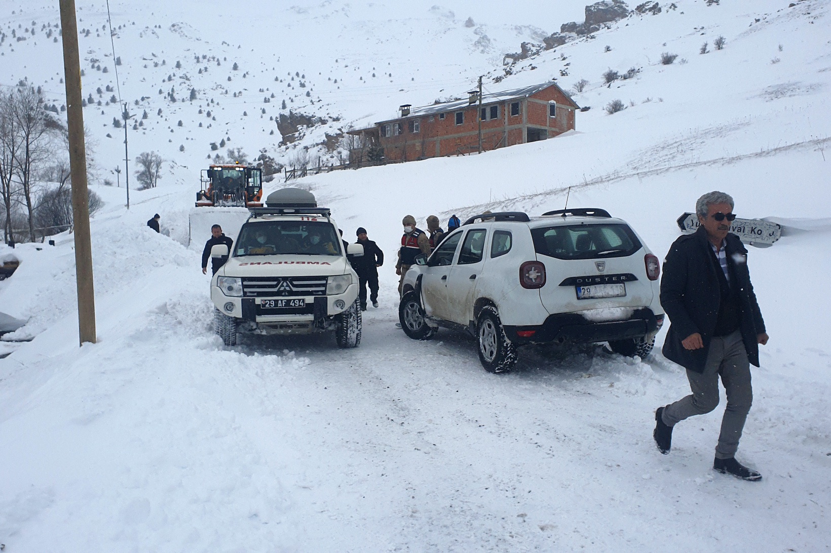 Çığ düşen köy yolunda 11 saatlik zorlu mesai 28