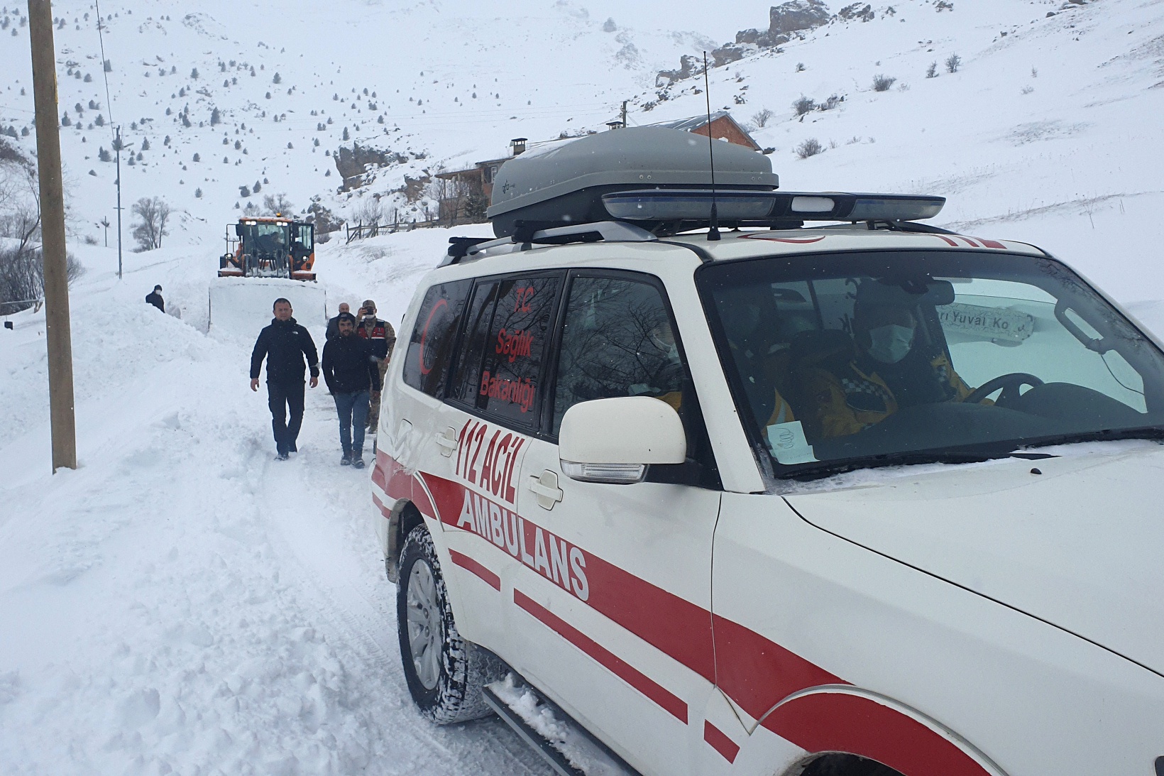 Çığ düşen köy yolunda 11 saatlik zorlu mesai 17