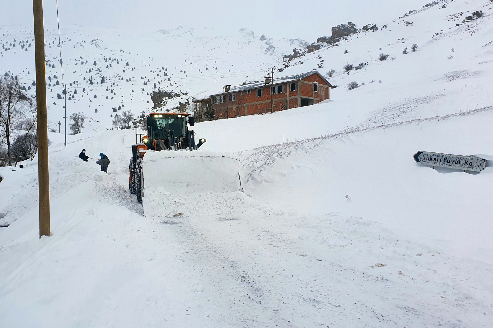 Çığ düşen köy yolunda 11 saatlik zorlu mesai 27