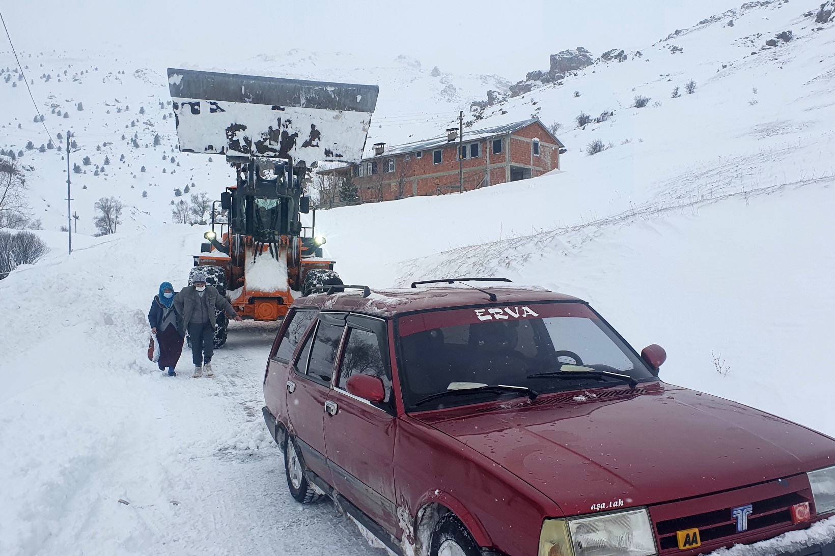 Çığ düşen köy yolunda 11 saatlik zorlu mesai 20