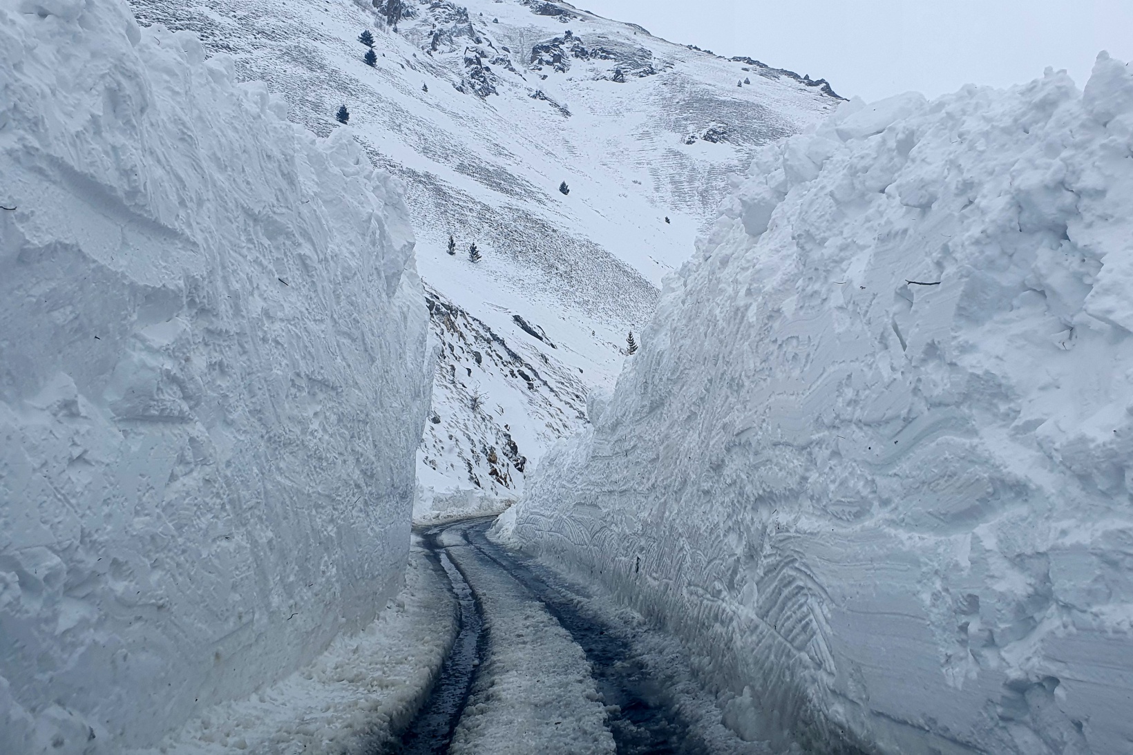 Çığ düşen köy yolunda 11 saatlik zorlu mesai 25