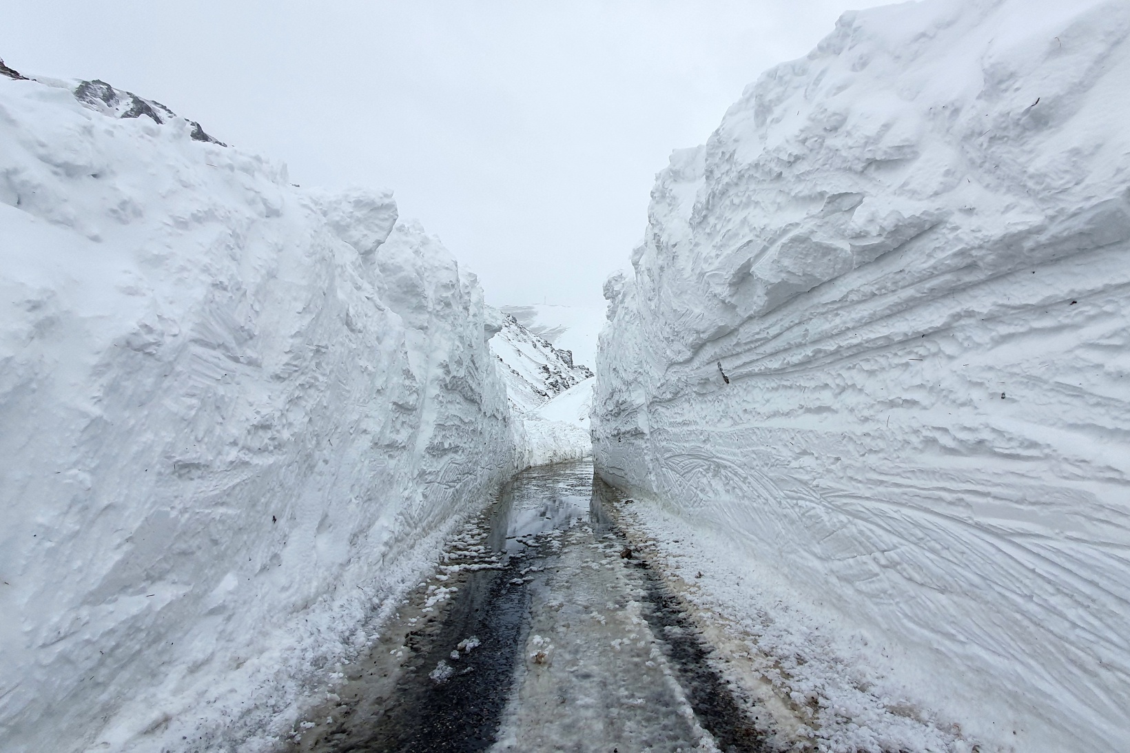 Çığ düşen köy yolunda 11 saatlik zorlu mesai 22