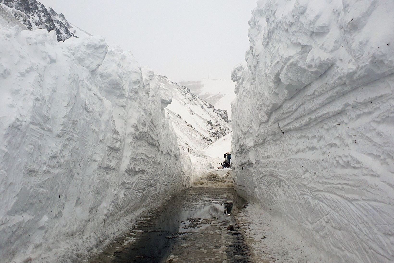 Çığ düşen köy yolunda 11 saatlik zorlu mesai 16