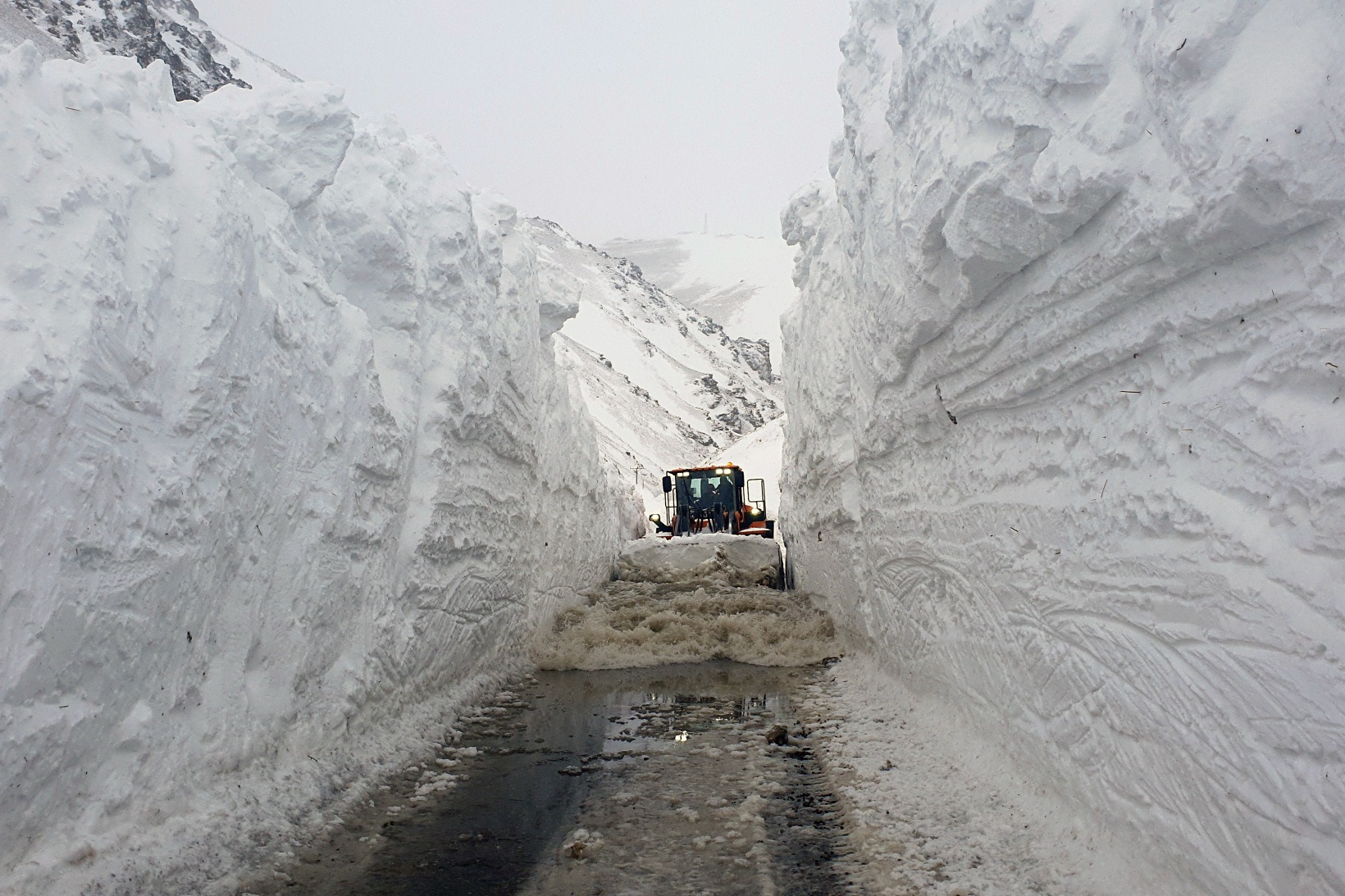 Çığ düşen köy yolunda 11 saatlik zorlu mesai 3