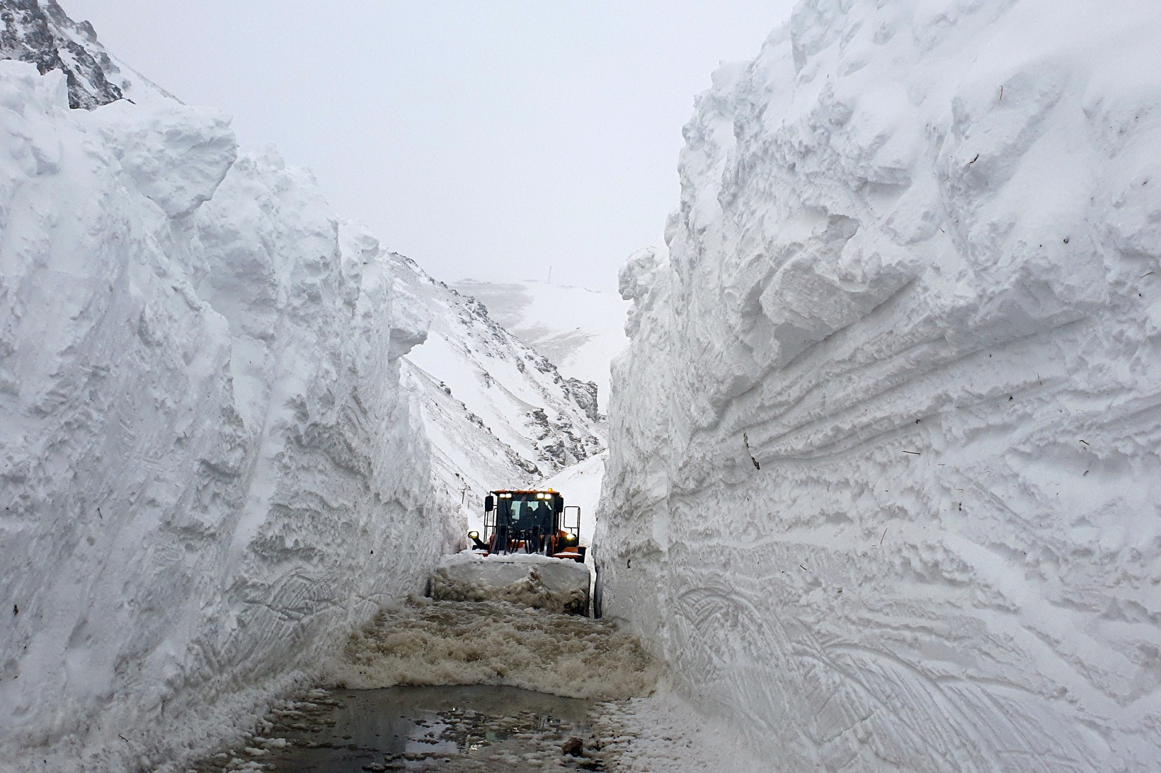 Çığ düşen köy yolunda 11 saatlik zorlu mesai 5