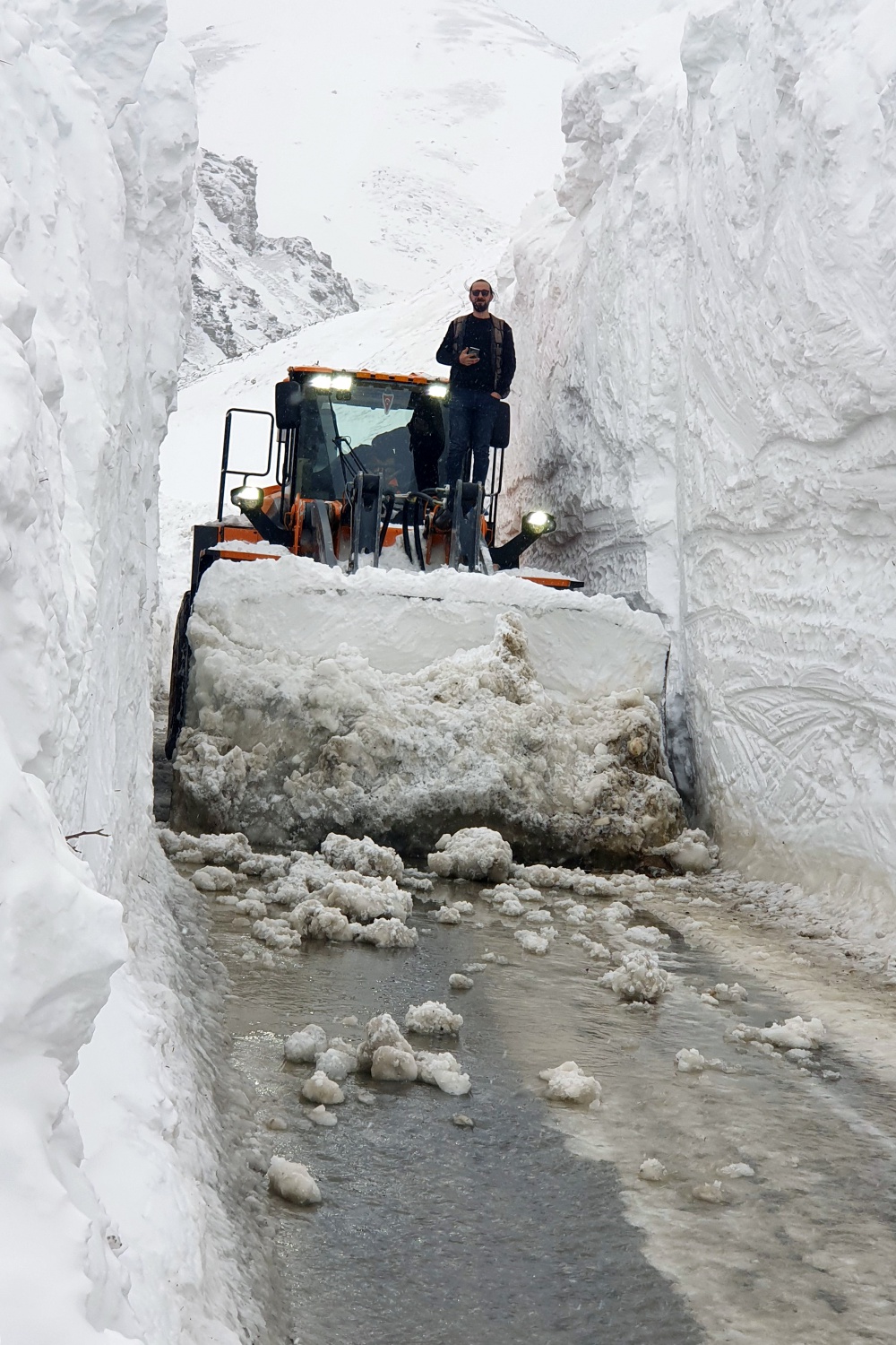 Çığ düşen köy yolunda 11 saatlik zorlu mesai 26