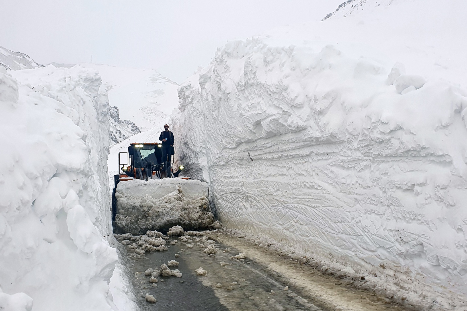 Çığ düşen köy yolunda 11 saatlik zorlu mesai 2