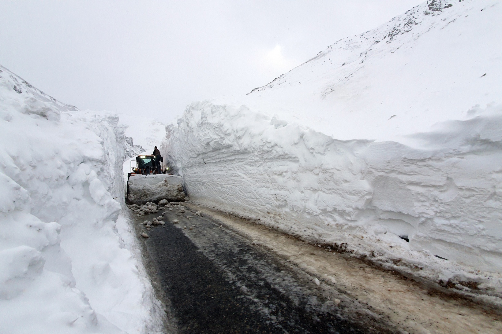 Çığ düşen köy yolunda 11 saatlik zorlu mesai 4