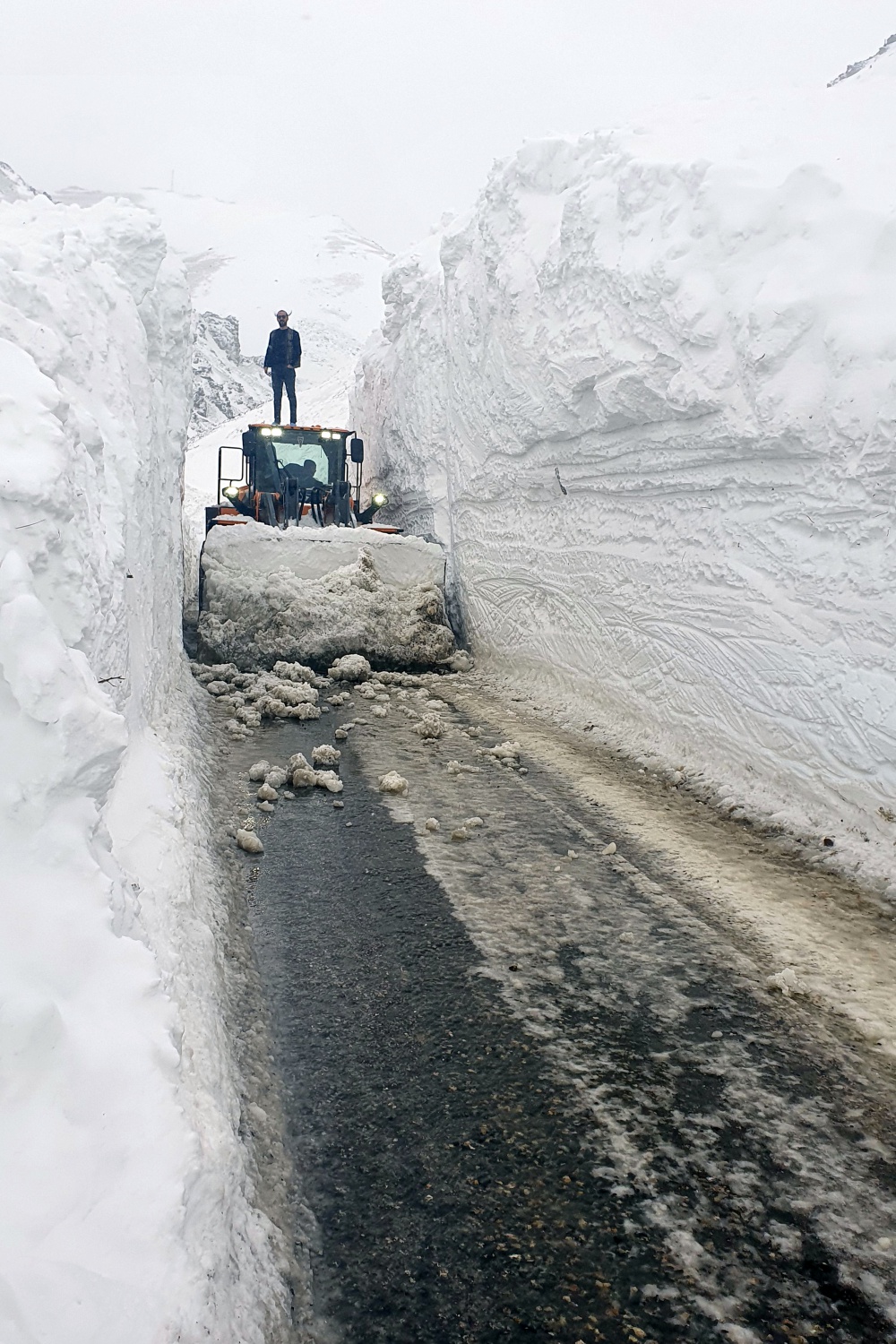 Çığ düşen köy yolunda 11 saatlik zorlu mesai 12