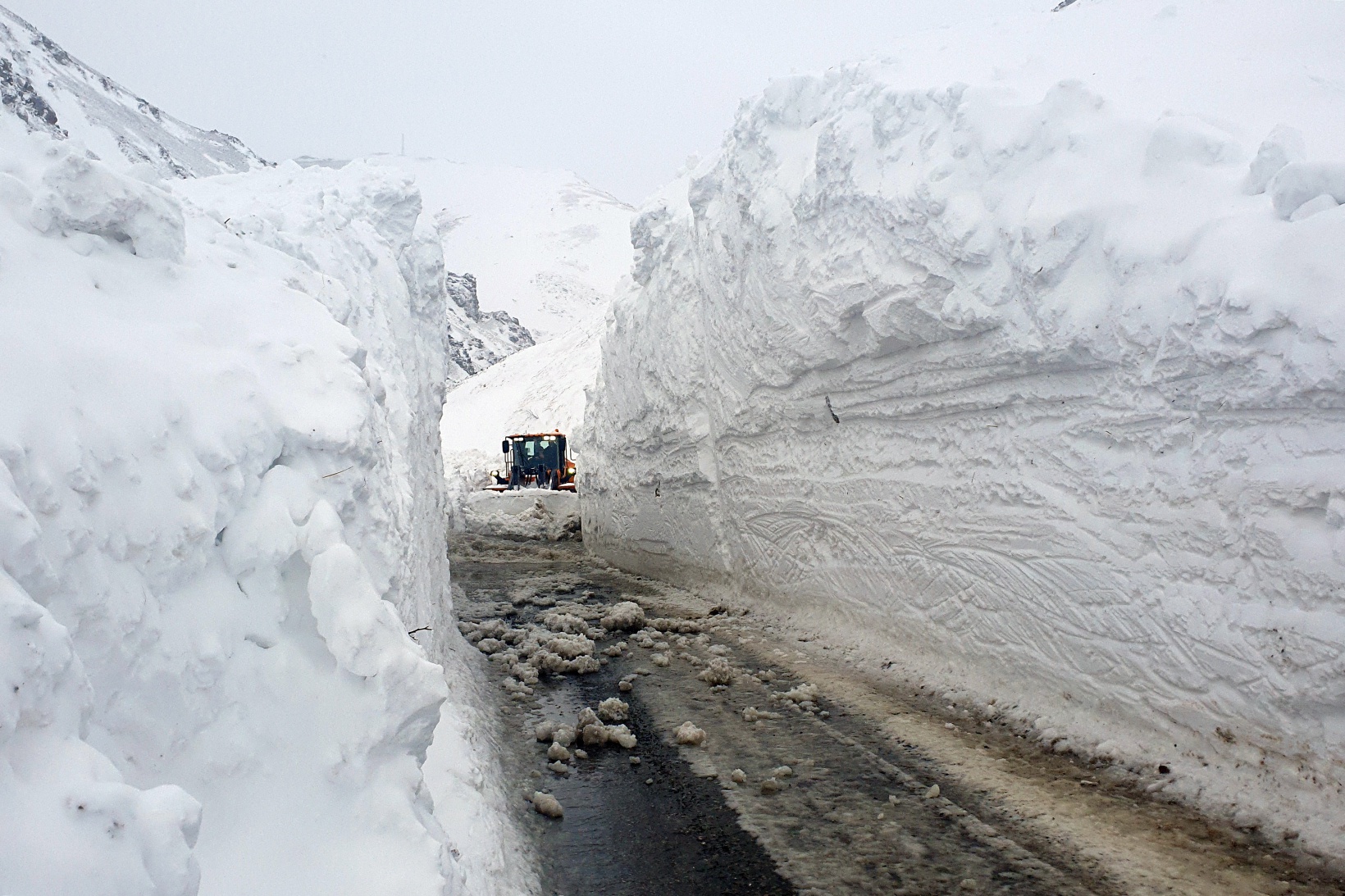 Çığ düşen köy yolunda 11 saatlik zorlu mesai 29