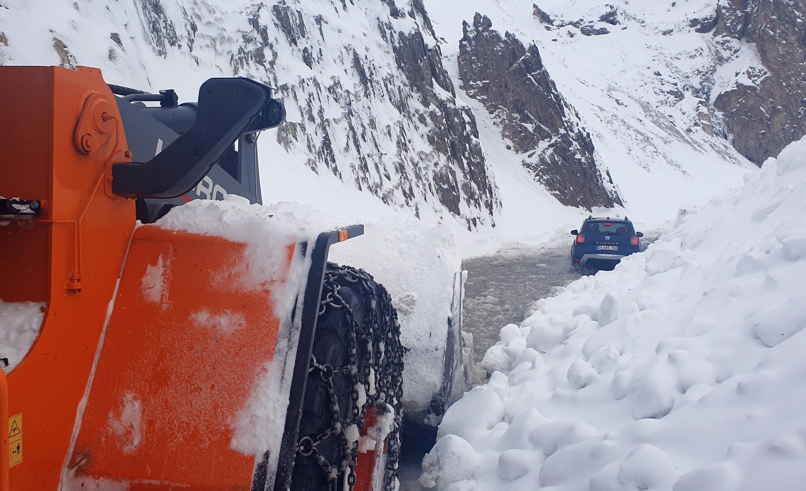 Çığ düşen köy yolunda 11 saatlik zorlu mesai 8