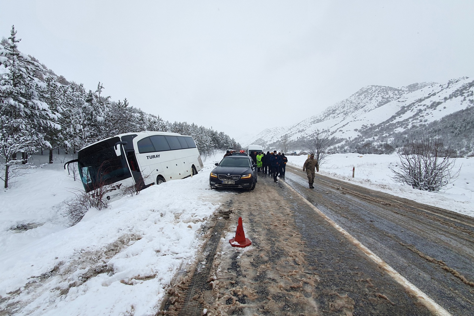 Gümüşhane’de yolcu otobüsüyle otomobil çarpıştı 12