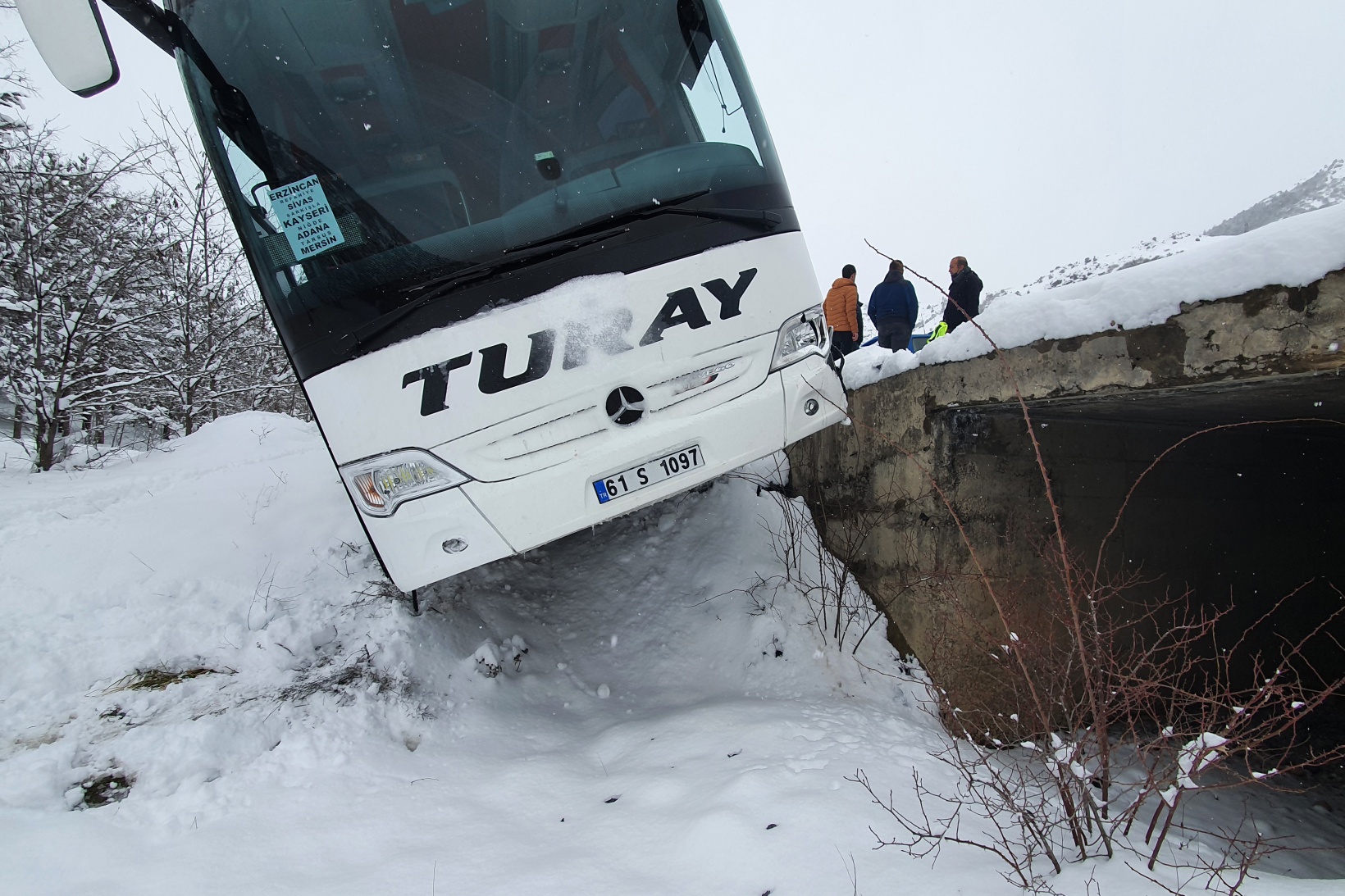 Gümüşhane’de yolcu otobüsüyle otomobil çarpıştı 14
