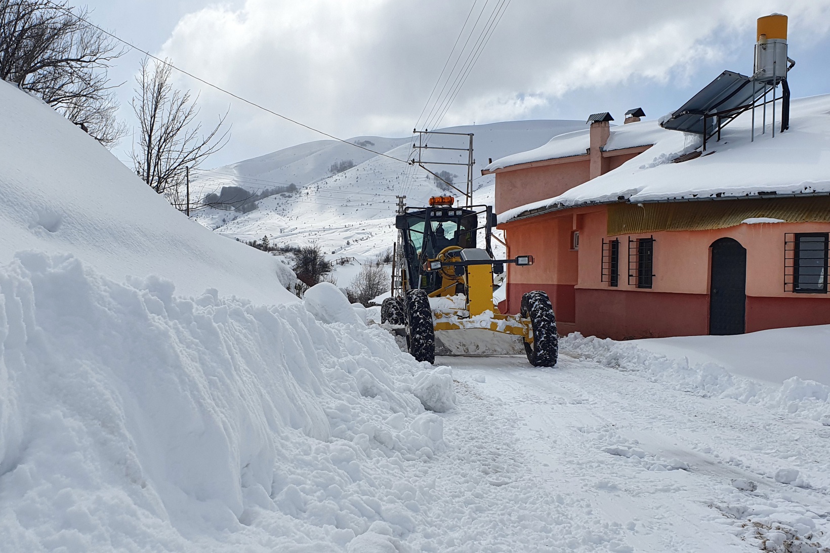 Gümüşhane’nin kapalı köy yollarında hummalı çalışma 1