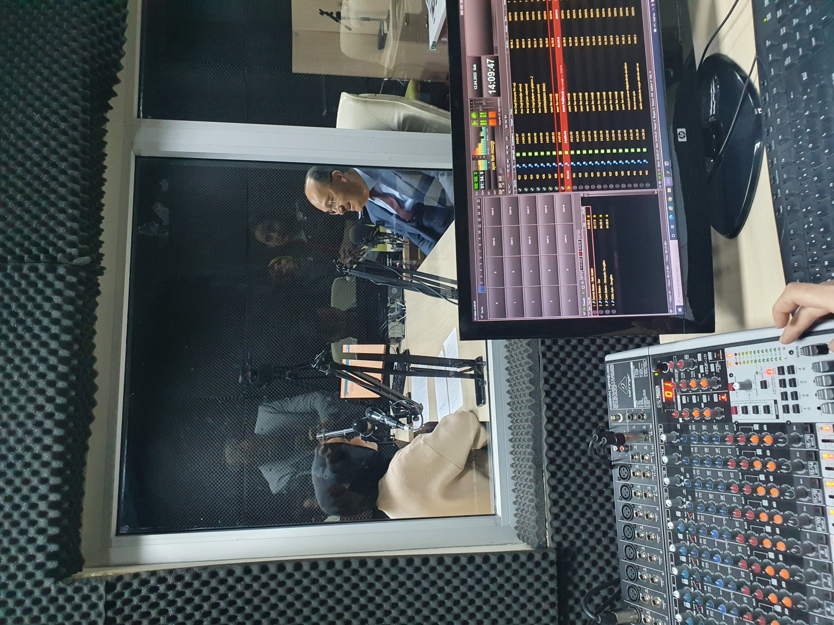 Rektör Zeybek, Kampüs FM’e konuk oldu 1