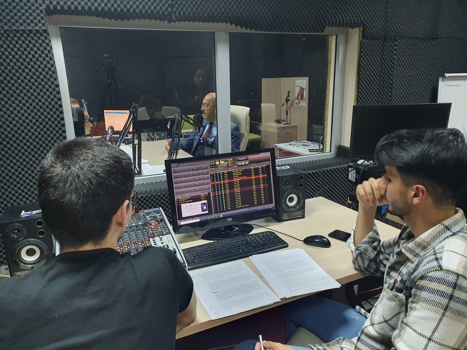 Rektör Zeybek, Kampüs FM’e konuk oldu 4