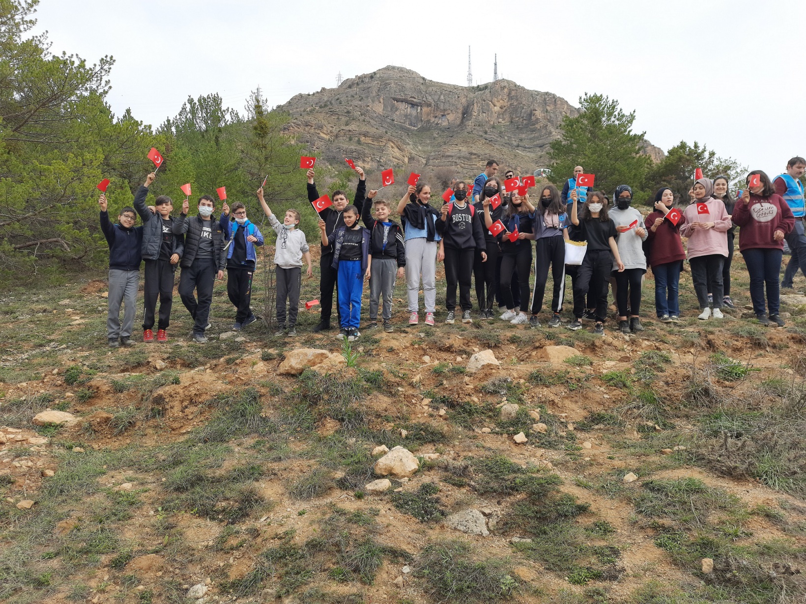 23 Nisan’da çocuklar 250 fidanı toprakla buluşturdu 3