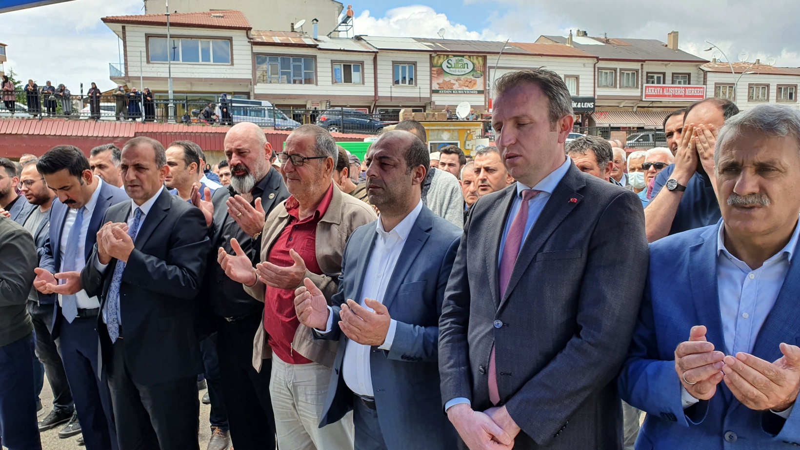 Genç Avukat gözyaşları içinde son yolculuğuna uğurlandı 2