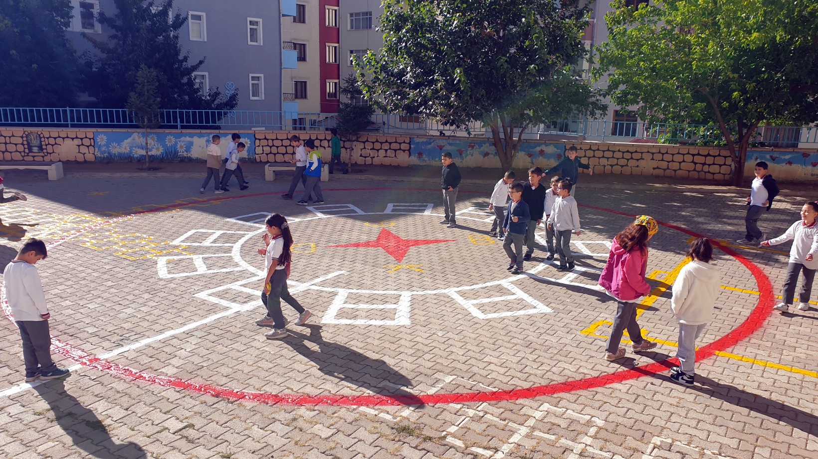 Gümüşhane’de okul bahçeleri rengarenk oyun alanlarına dönüşüyor 8