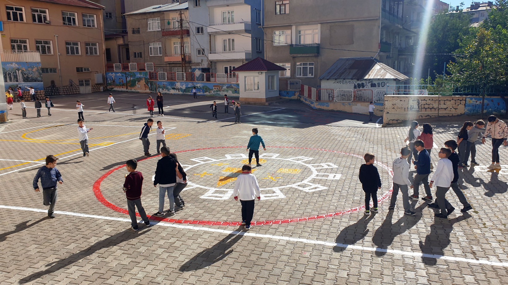 Gümüşhane’de okul bahçeleri rengarenk oyun alanlarına dönüşüyor 3