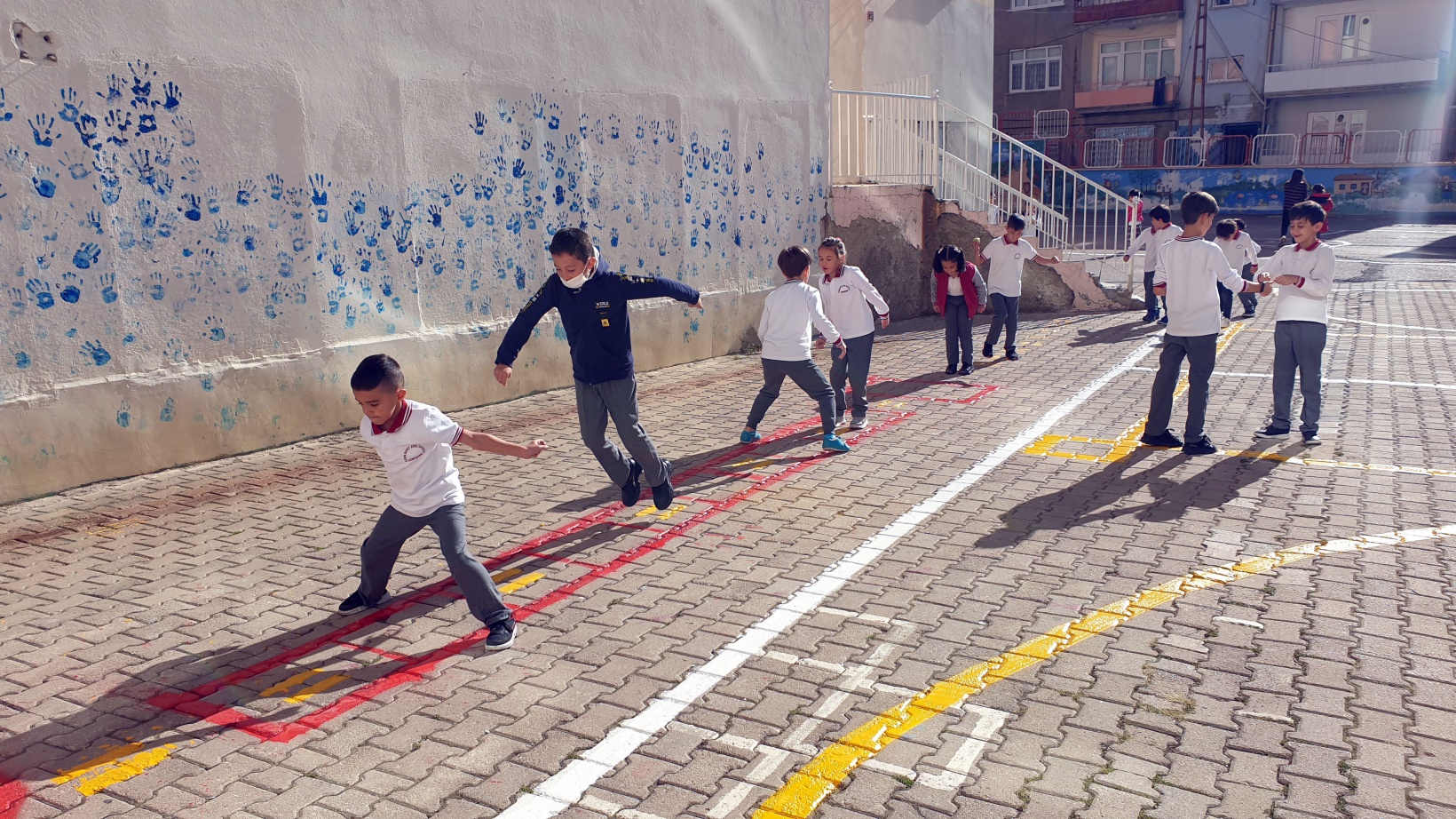 Gümüşhane’de okul bahçeleri rengarenk oyun alanlarına dönüşüyor 12