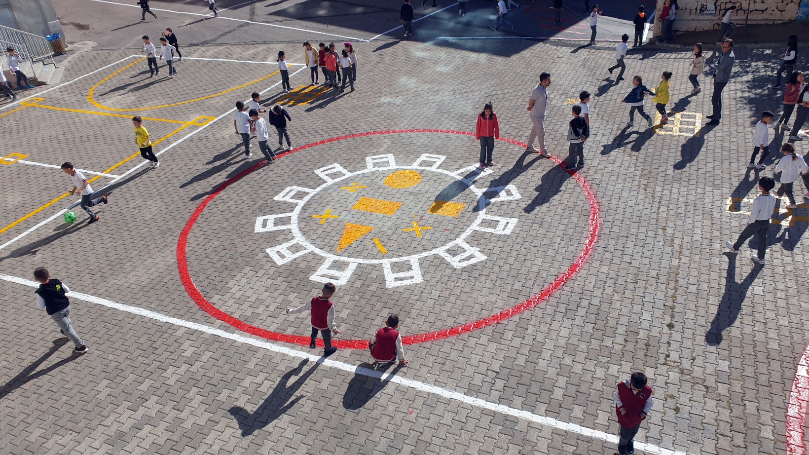 Gümüşhane’de okul bahçeleri rengarenk oyun alanlarına dönüşüyor 10