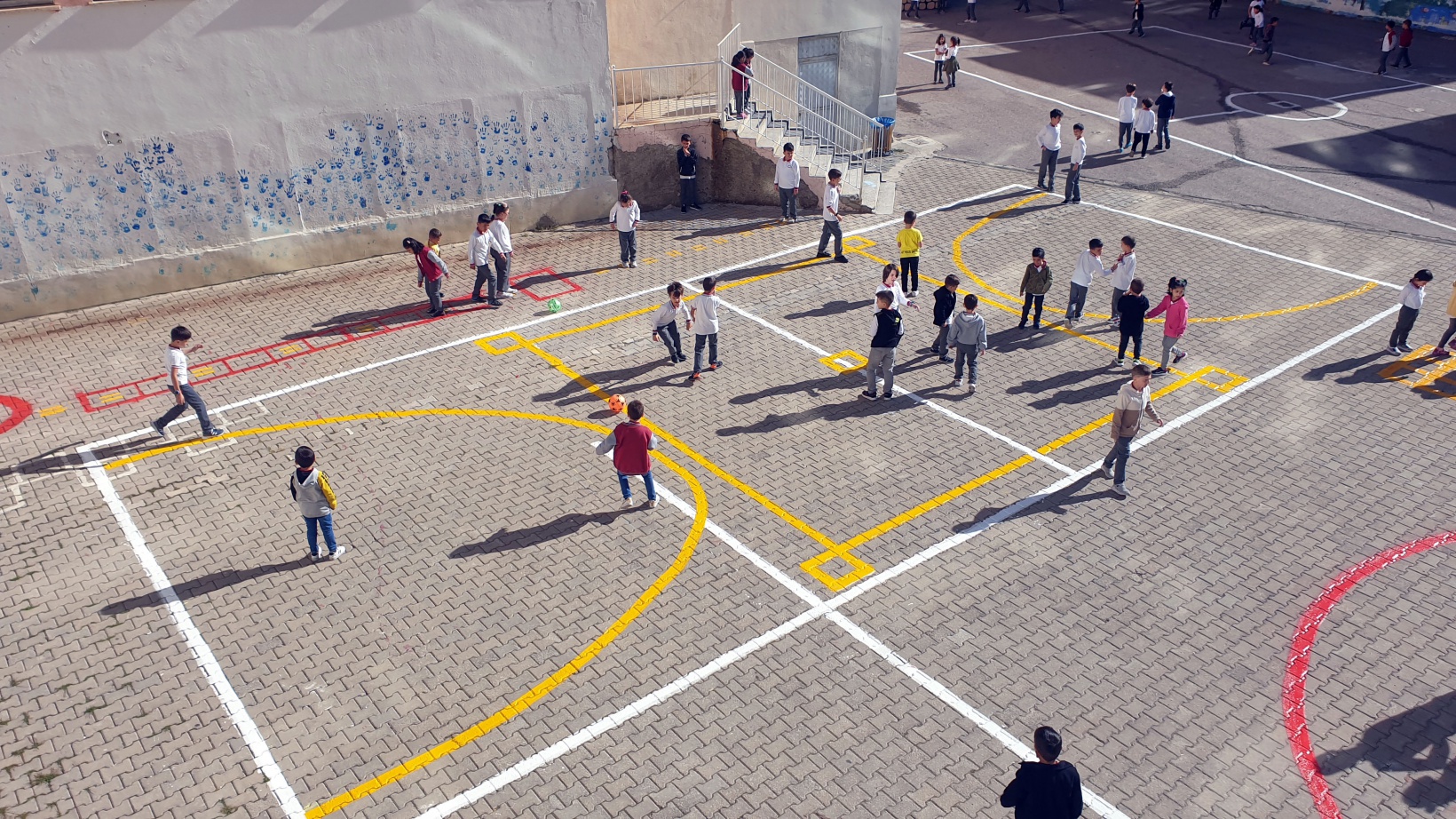 Gümüşhane’de okul bahçeleri rengarenk oyun alanlarına dönüşüyor 6