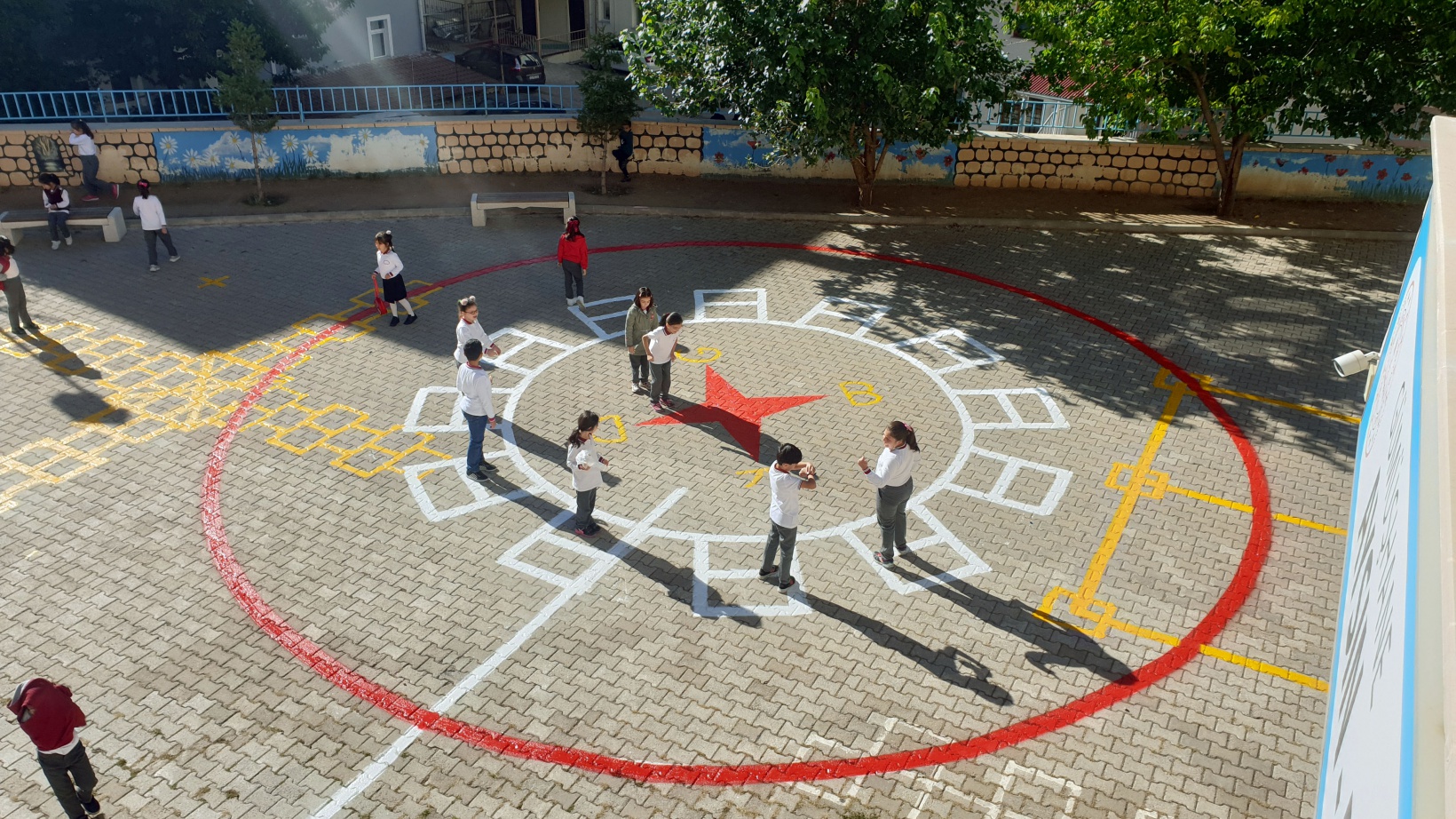 Gümüşhane’de okul bahçeleri rengarenk oyun alanlarına dönüşüyor 11